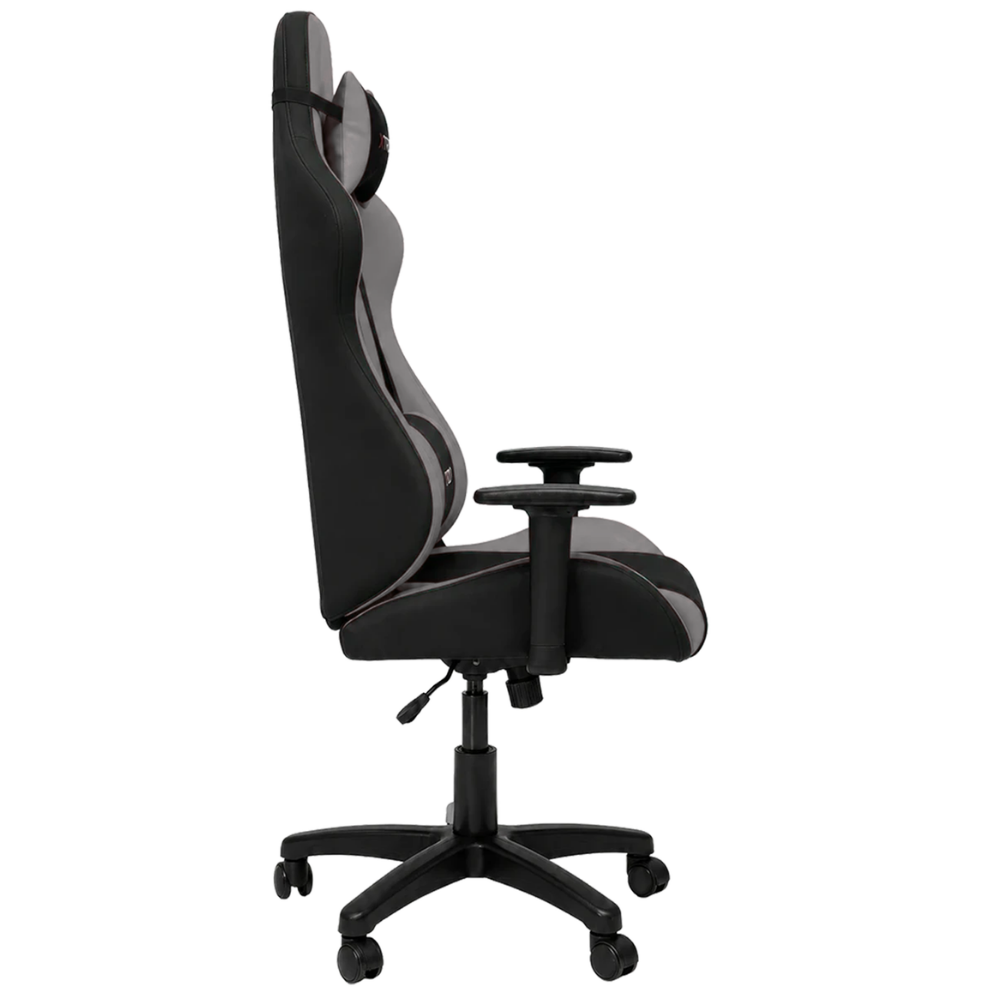 Tekerlekli, ayarlanabilir kolçaklı ve baş yastıklı siyah-gri ergonomik oyuncu koltuğunun yandan görünümü.