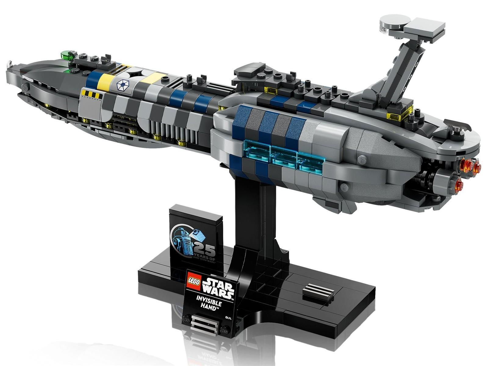Ein Lego Star Wars Invisible Hand Raumschiff auf einem schwarzen Ausstellungsständer mit Typenschild.