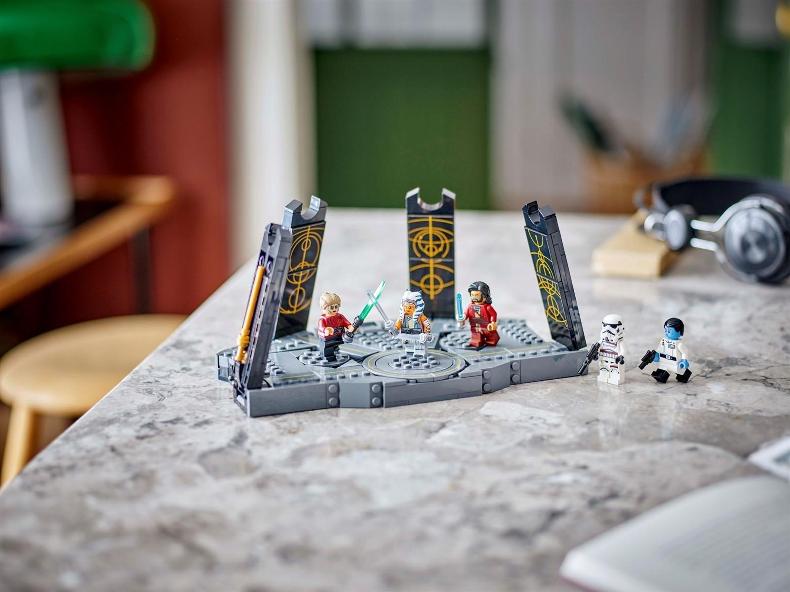 Lego Star Wars Set auf einem Tisch mit Minifiguren wie Ahsoka und Lichtschwertern.