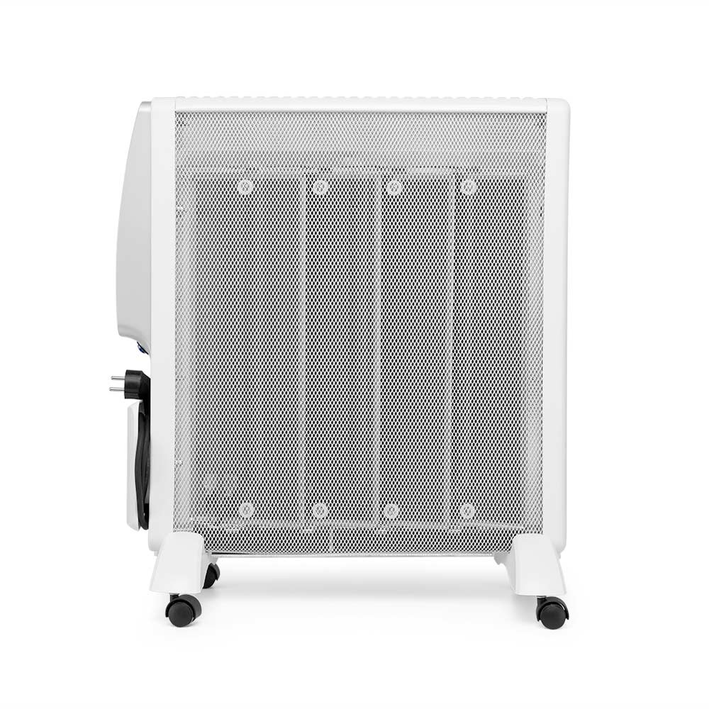 Un termoventilatore bianco con griglia a maglia e ruote nere.