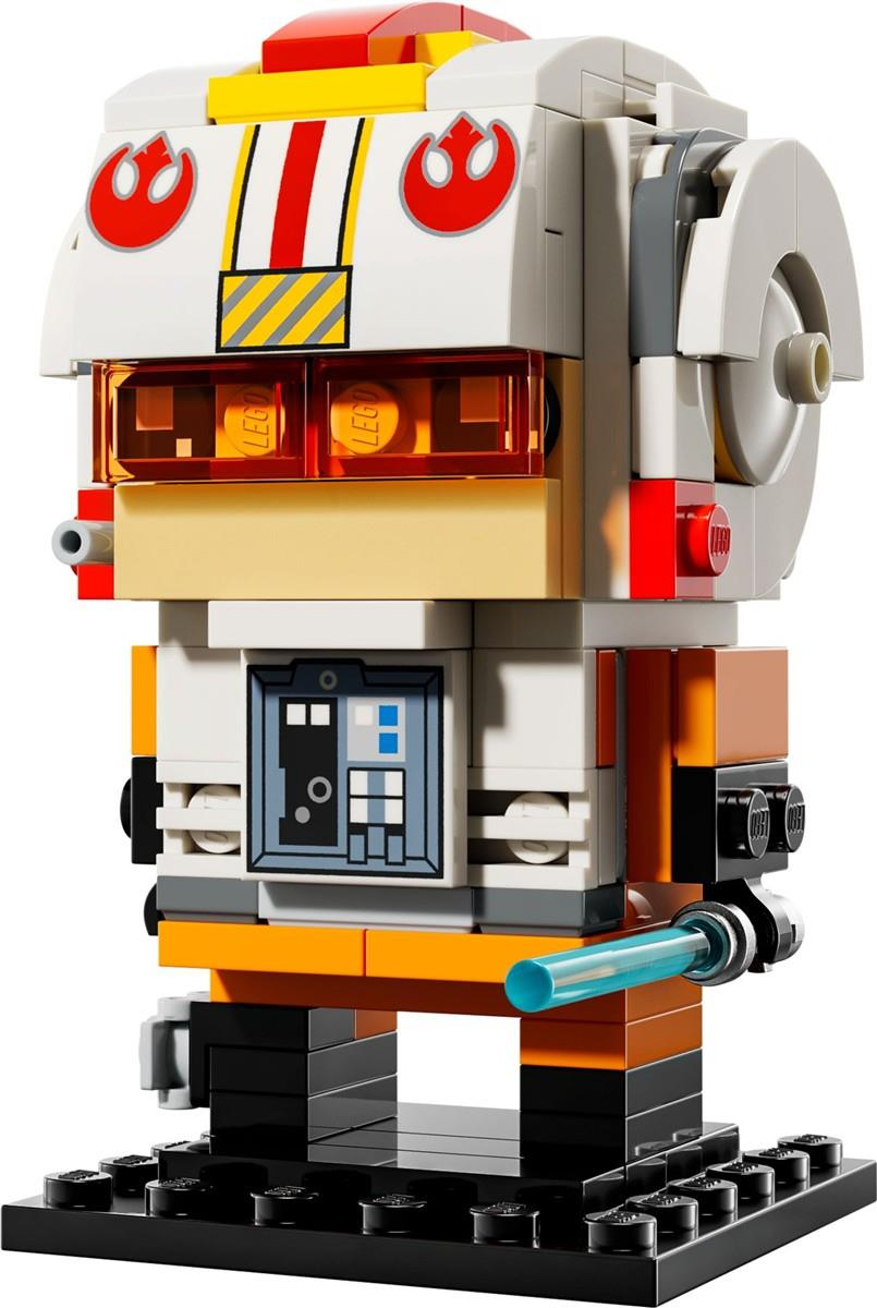 Lego-Figur eines Piloten in weiß-orangener Uniform mit Helm, orangefarbenen Augen und blauem Lichtschwert auf Ständer.