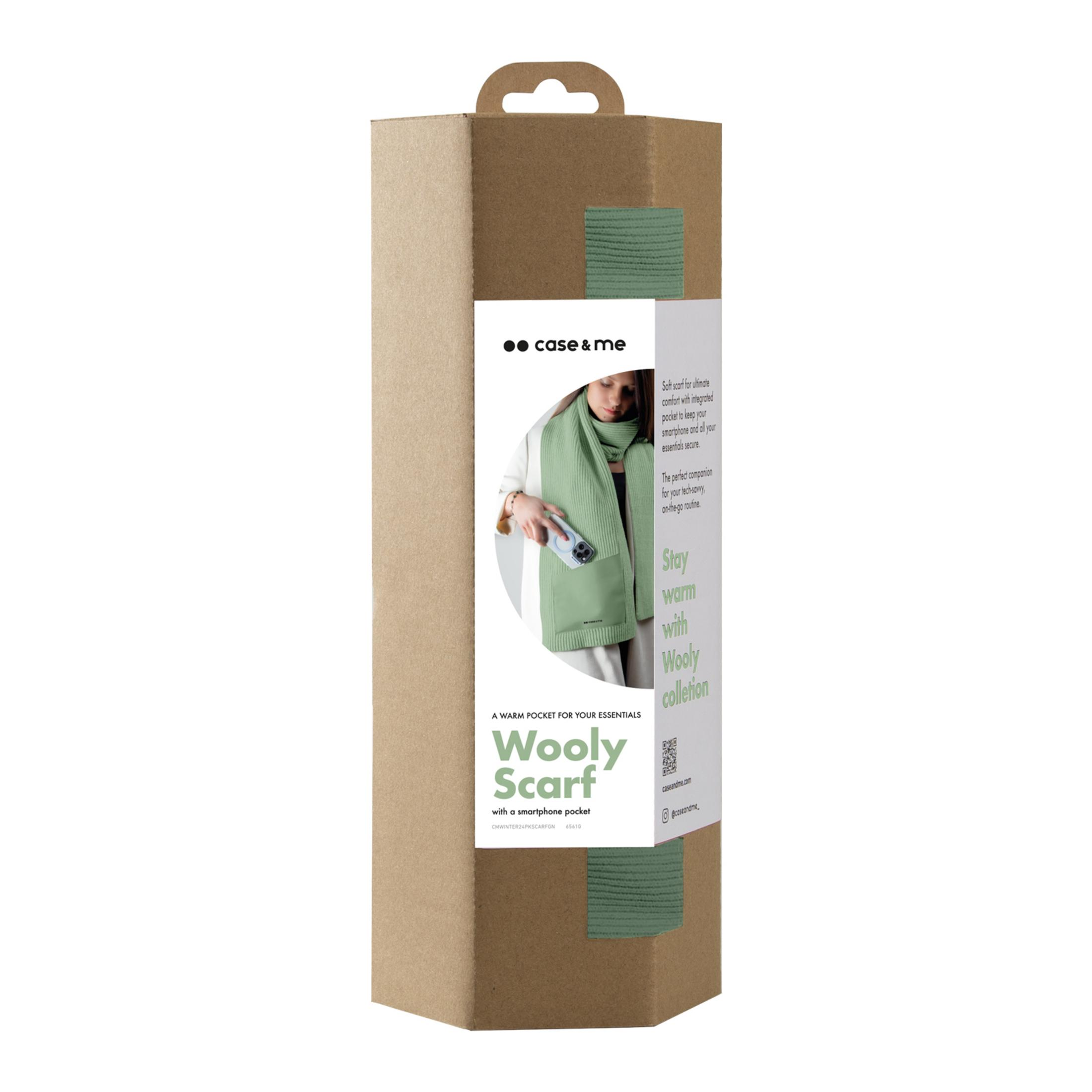 Una caja de embalaje marrón con la imagen de una bufanda verde y el texto "Wooly Scarf".