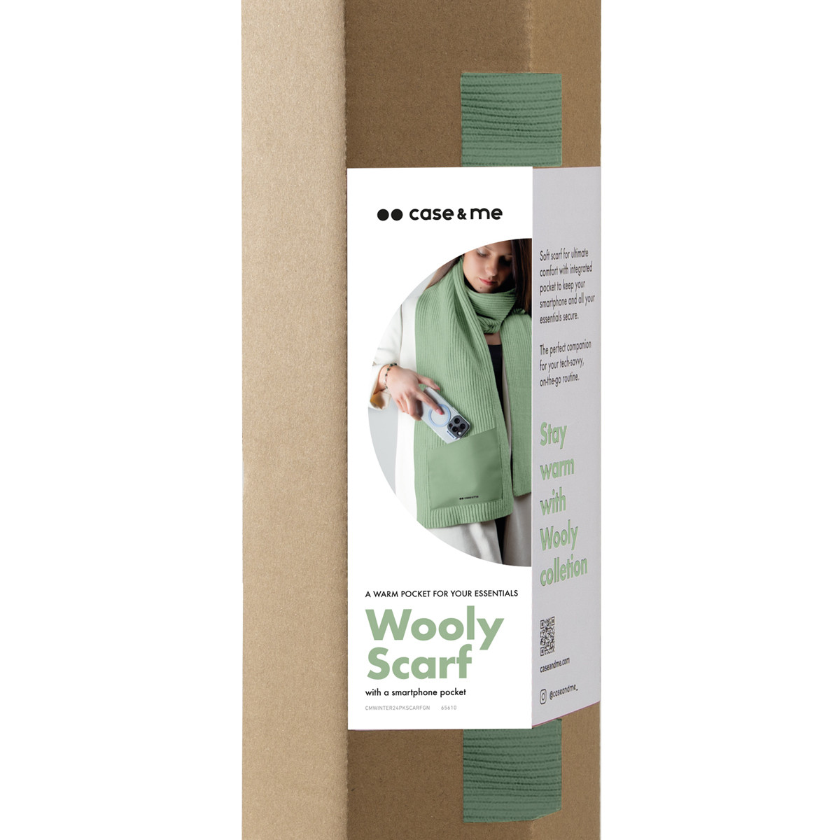 Empaque para una bufanda verde Wooly con bolsillo para smartphone y un modelo usándola.