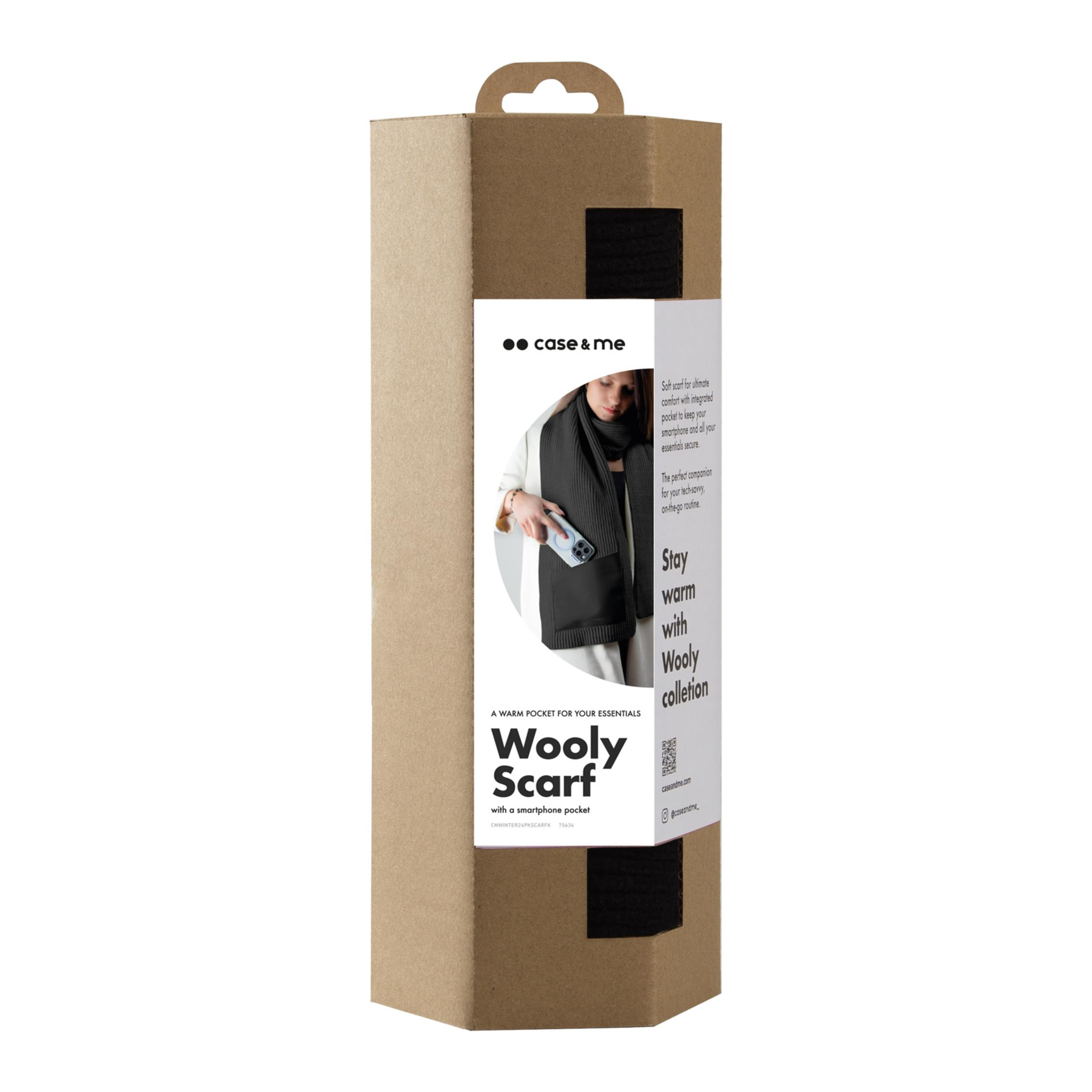 Caja de cartón para una bufanda negra con bolsillo para móvil.