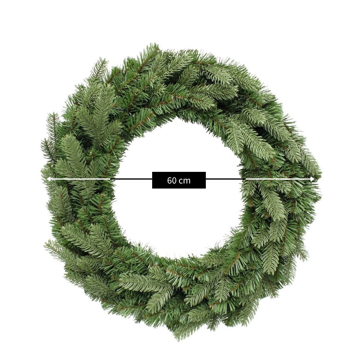 Couronne de pin verte d'un diamètre de 60 cm sur fond blanc.