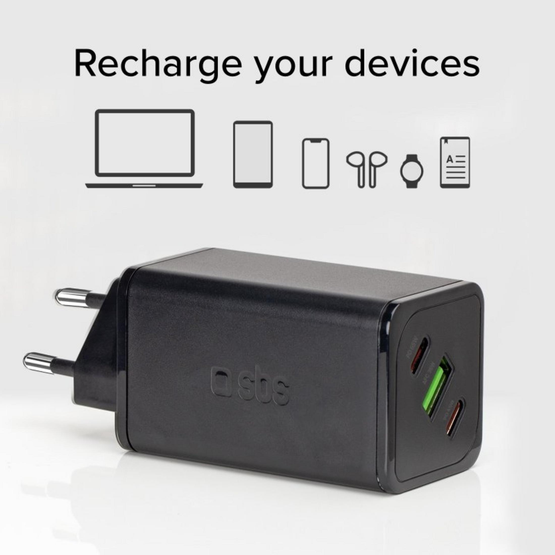 Cargador negro SBS con enchufes y tres puertos USB, mostrado bajo iconos de varios dispositivos.