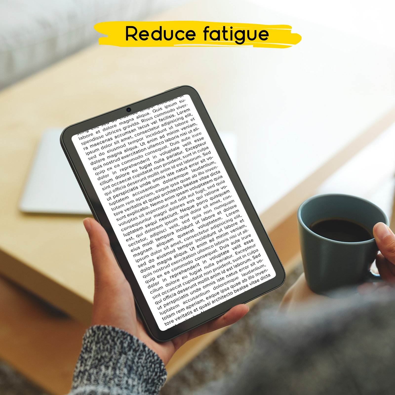 Una persona sostiene una tablet con texto y una taza de café; el texto dice 'Reduce fatigue'.