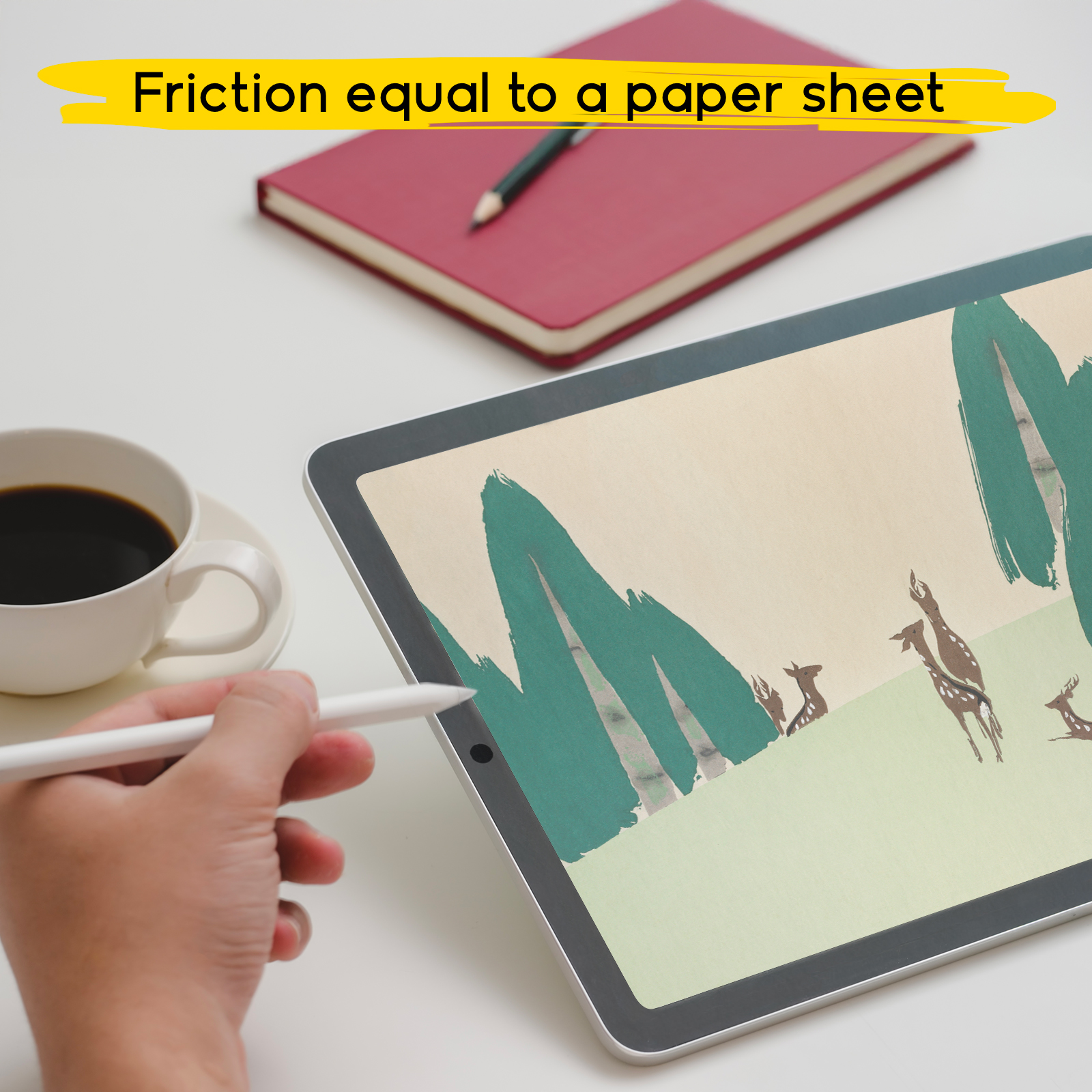 Mano dibujando en una tablet con un lápiz óptico. Al fondo taza de café y libreta.