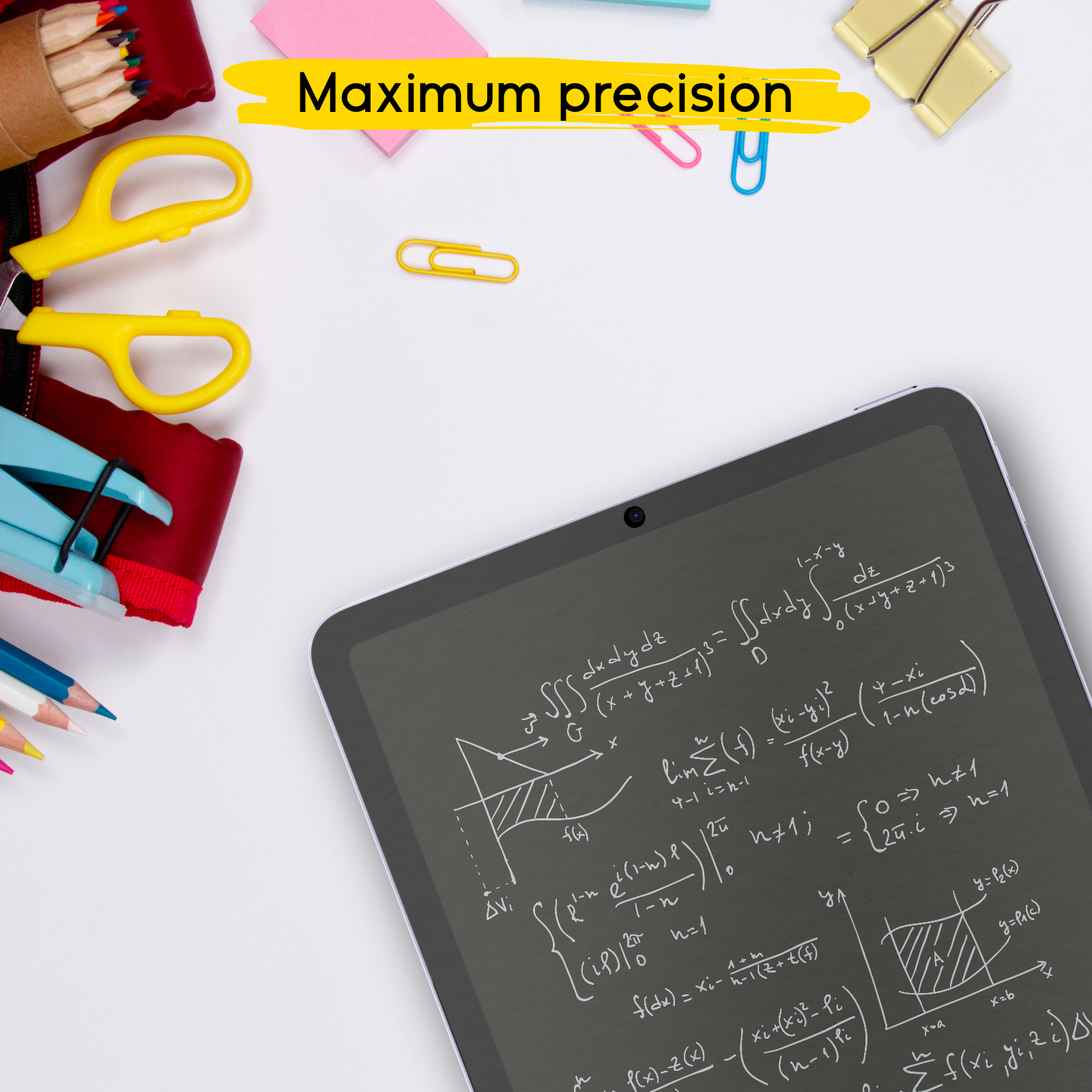 Una tableta con fórmulas matemáticas descansa en un escritorio con útiles escolares como lápices de colores, tijeras y clips.