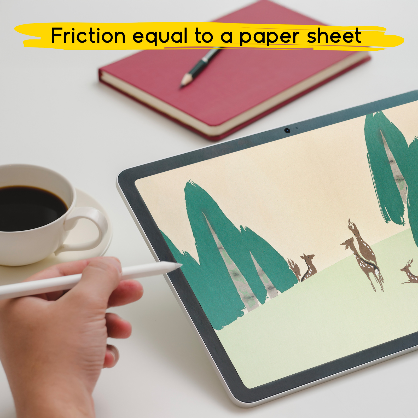 Mano dibujando en tableta con lápiz óptico. Taza de café y cuaderno rojo.