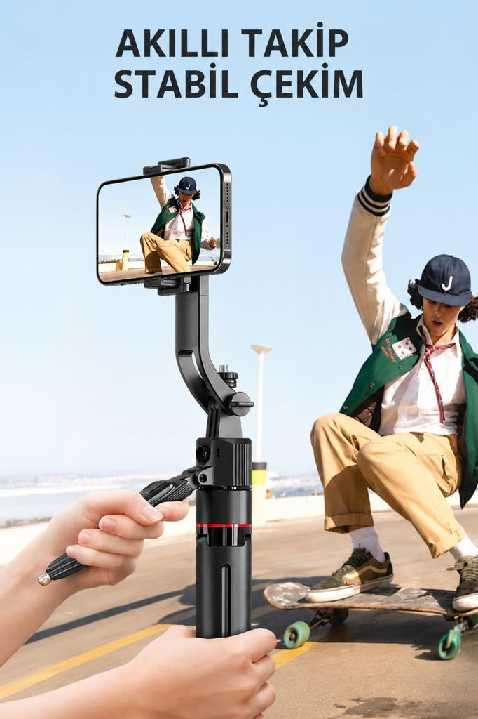 Siyah bir gimbal, mavi gökyüzü altında kaykay yapan bir kişiyi çeken akıllı telefonu tutuyor.