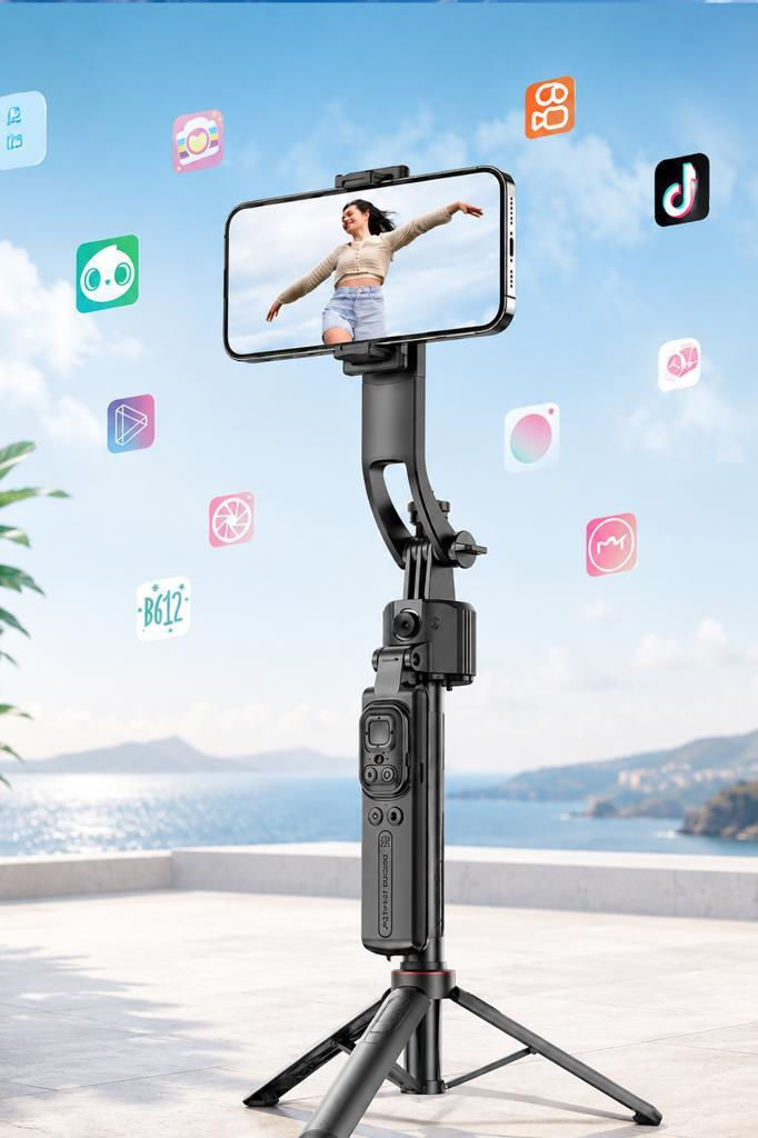 Yüzen uygulama simgeleriyle deniz arka planına karşı bir tripod üzerinde akıllı telefon.