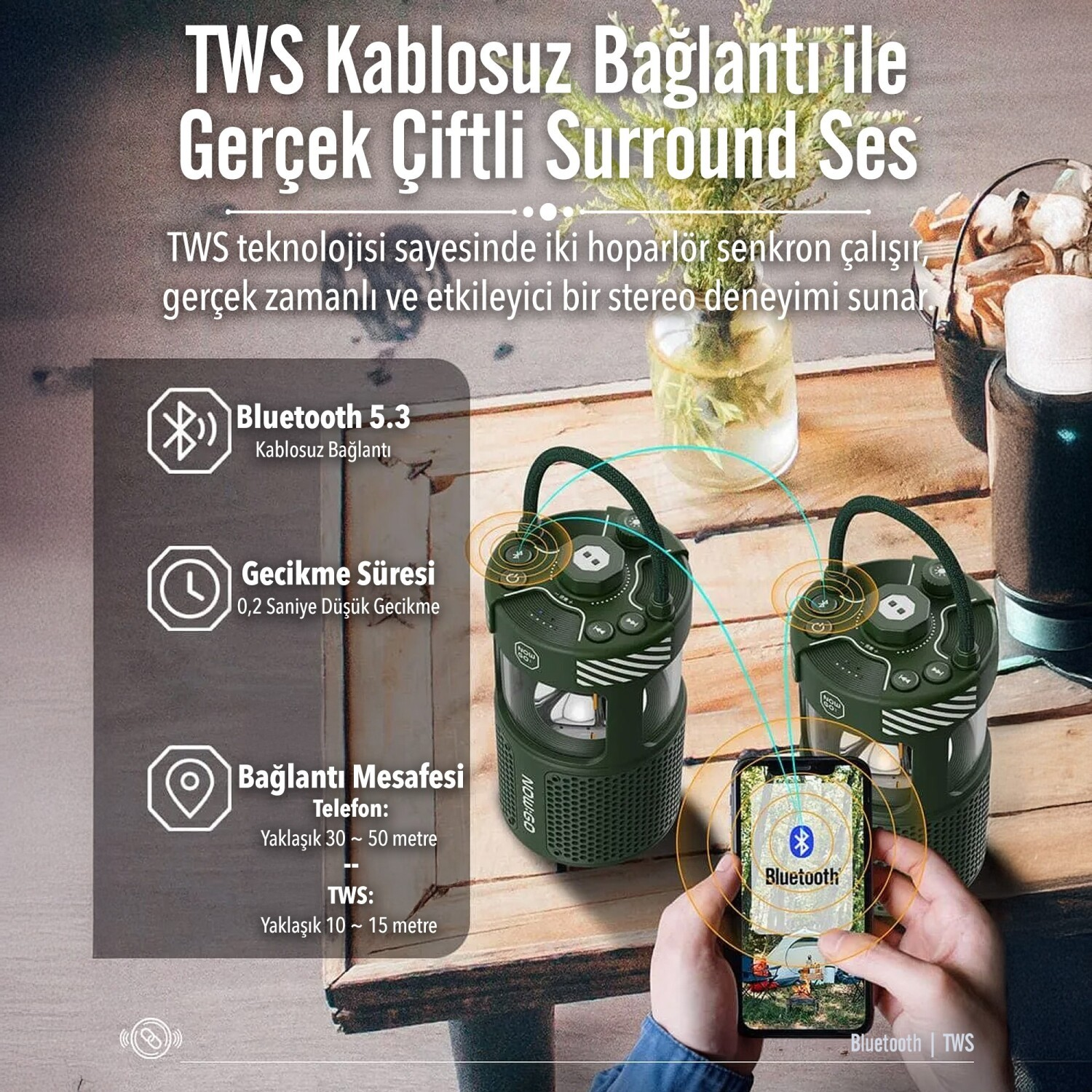 Dwa zielone przenośne głośniki Bluetooth na drewnianym stole ze smartfonem i tureckim tekstem.