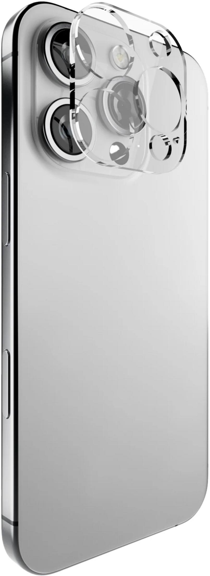 Un teléfono plateado con un protector de lente de vidrio transparente sobre su módulo de cámara triple.