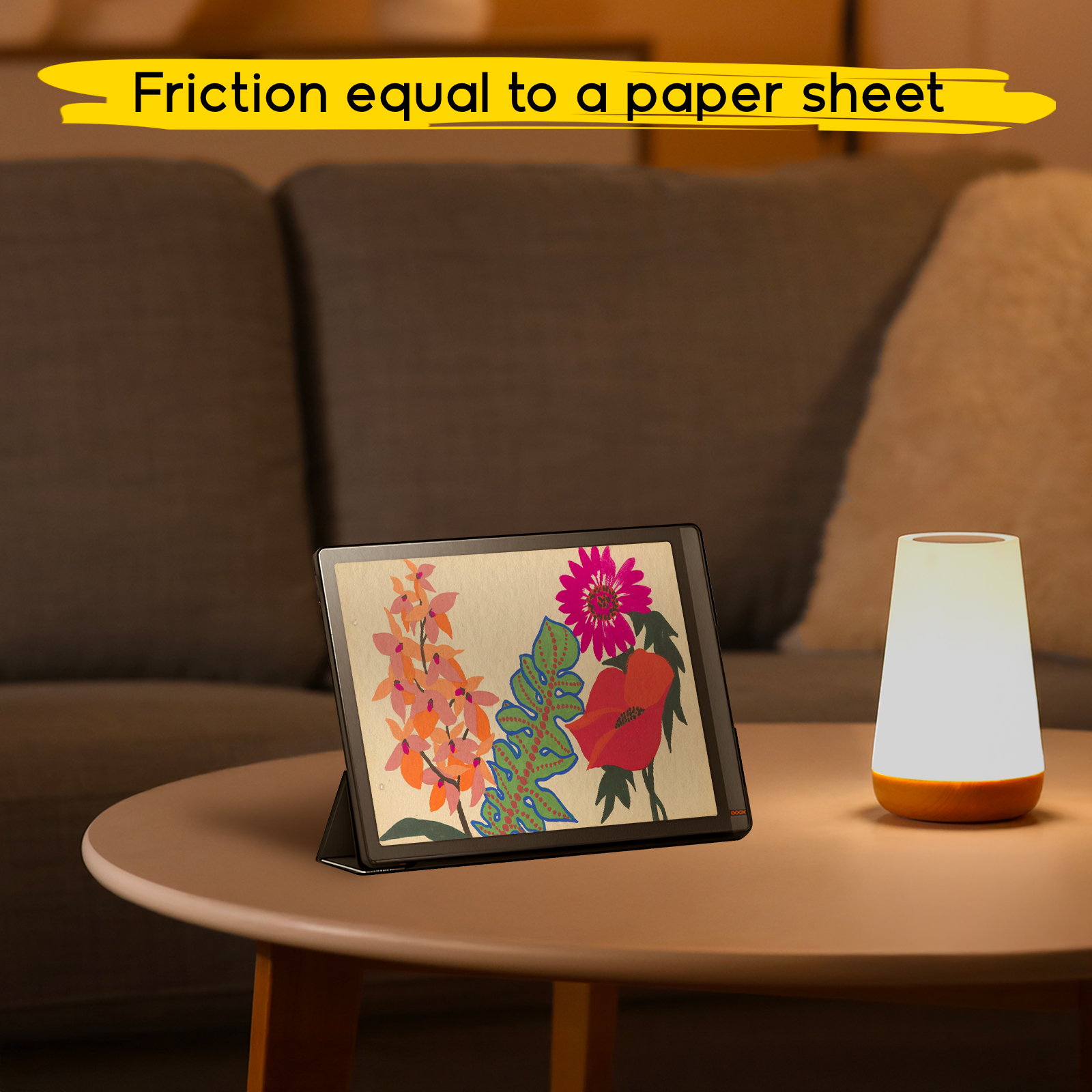 Una tableta con arte floral y una lámpara encendida están sobre una mesa de centro en una sala.
