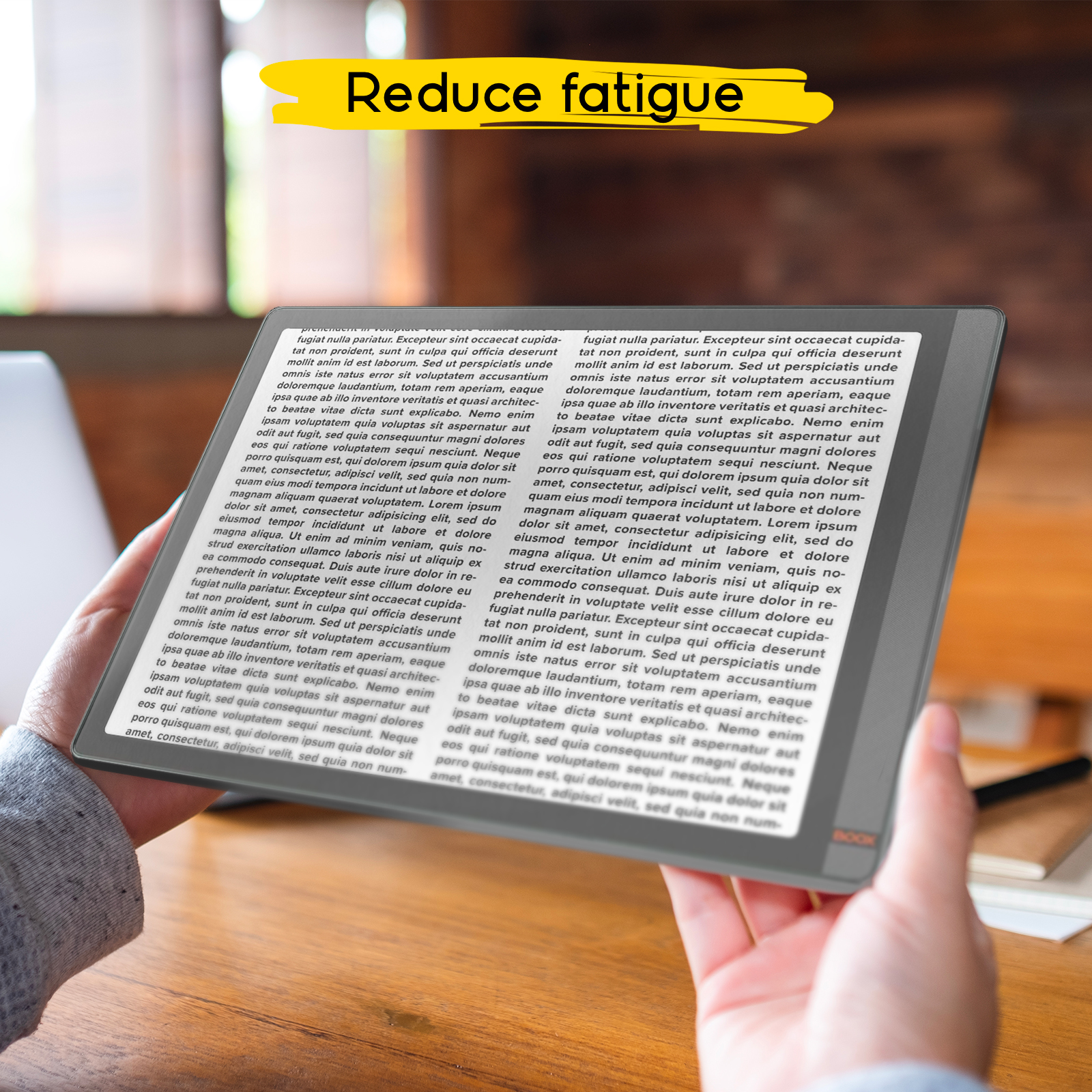 Una persona sostiene un lector de libros electrónicos con texto abierto y Reduce fatigue arriba.