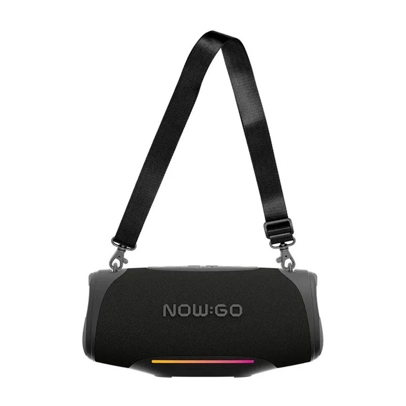 Czarny cylindryczny głośnik Bluetooth NOW:GO z regulowanym czarnym paskiem do noszenia na białym tle.