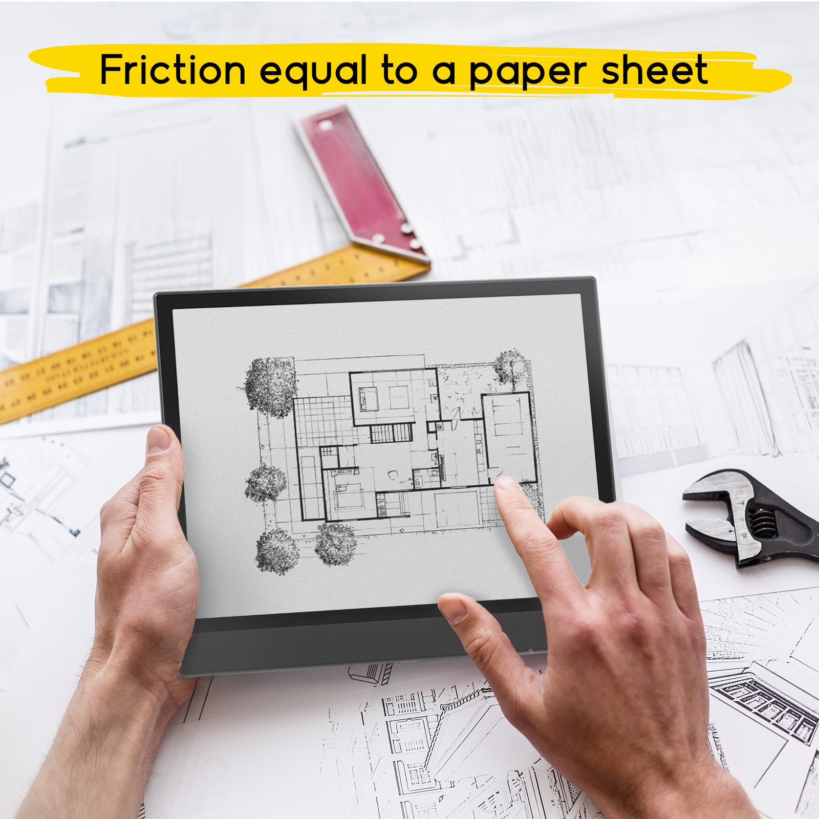 Una tableta con un plano sostenida por un usuario sobre un plano arquitectónico.