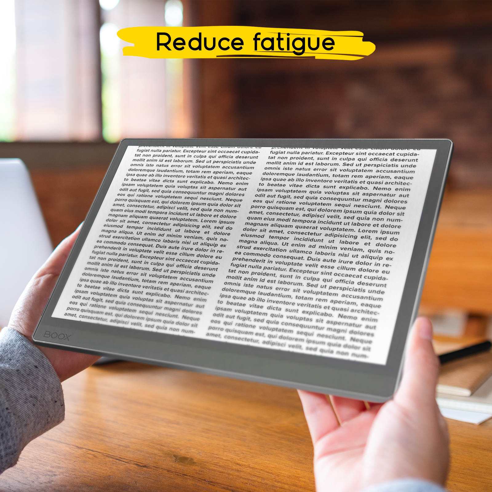 Persona sosteniendo una tableta lectora electrónica con texto y Reduce fatigue.