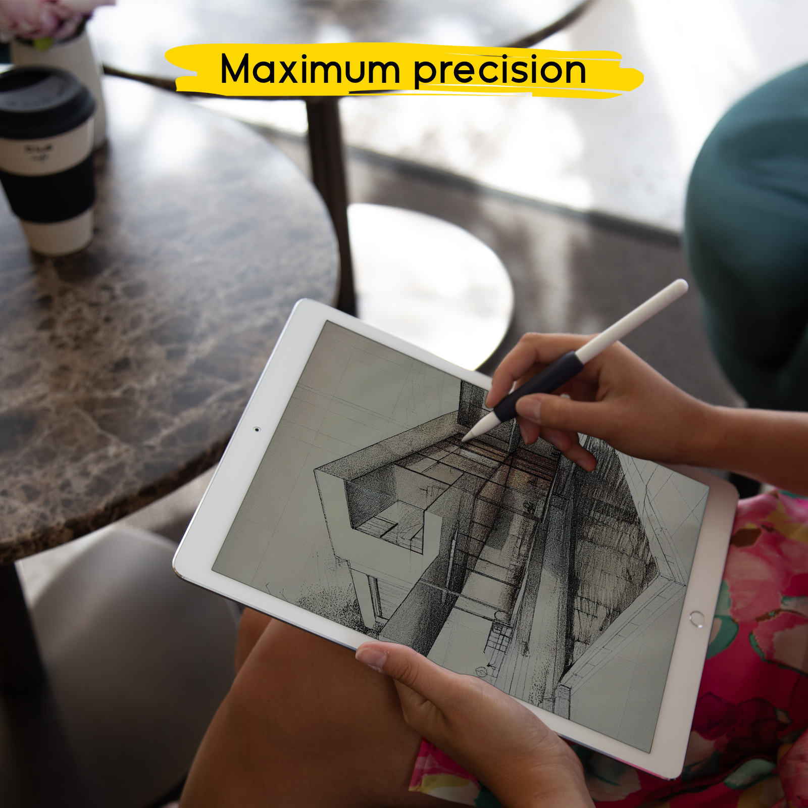Persona usa un lápiz óptico para dibujar un plano arquitectónico en una tableta.