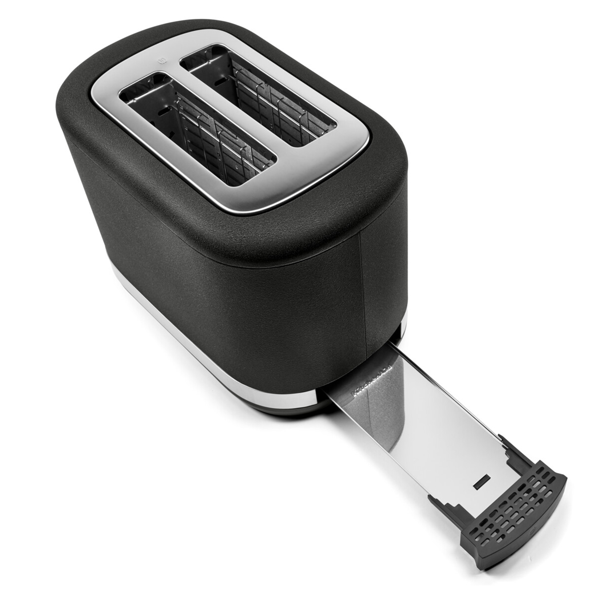 Ein schwarzer Langschlitztoaster mit verchromter Oberseite und Krümelschublade vor weißem Hintergrund.