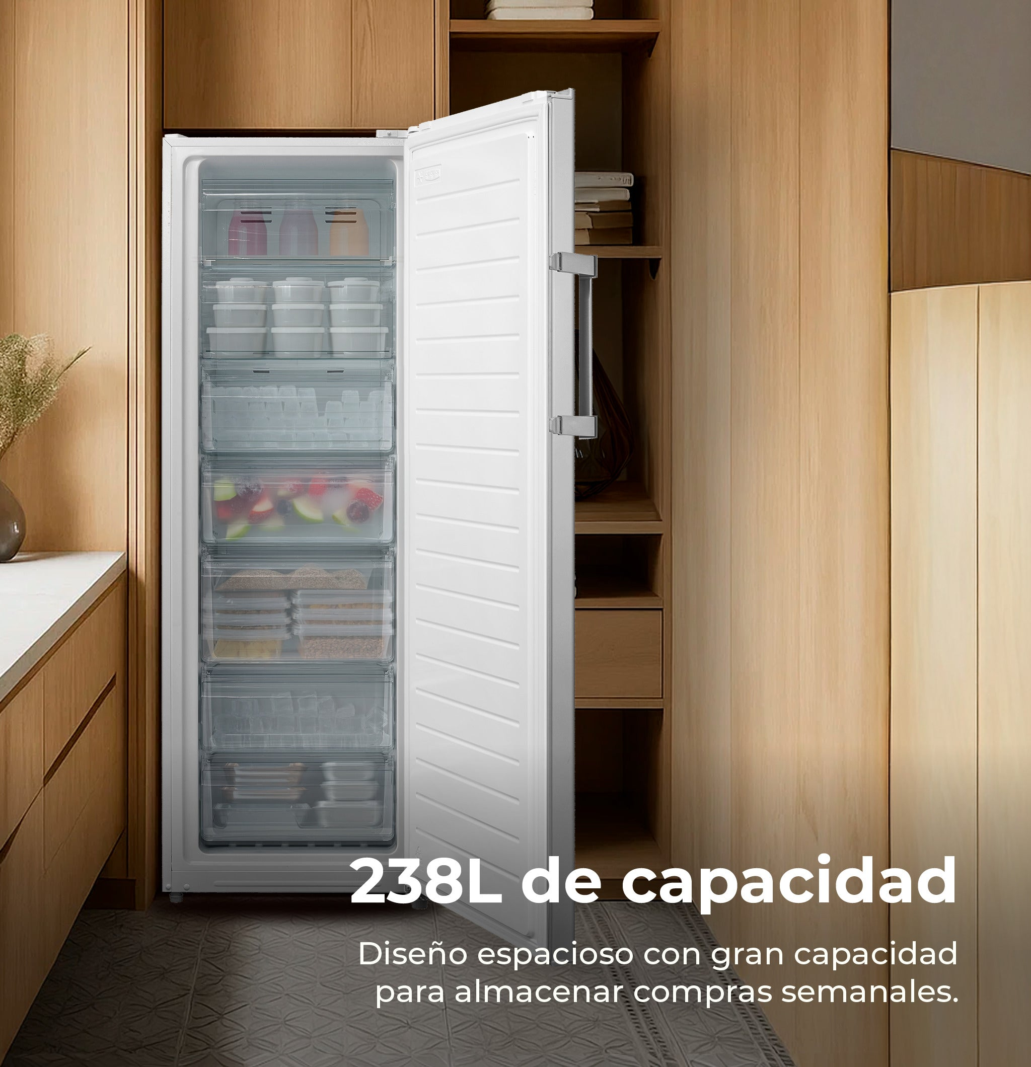 Un congelador vertical blanco con la puerta abierta en una cocina de madera moderna, con cajones organizados.