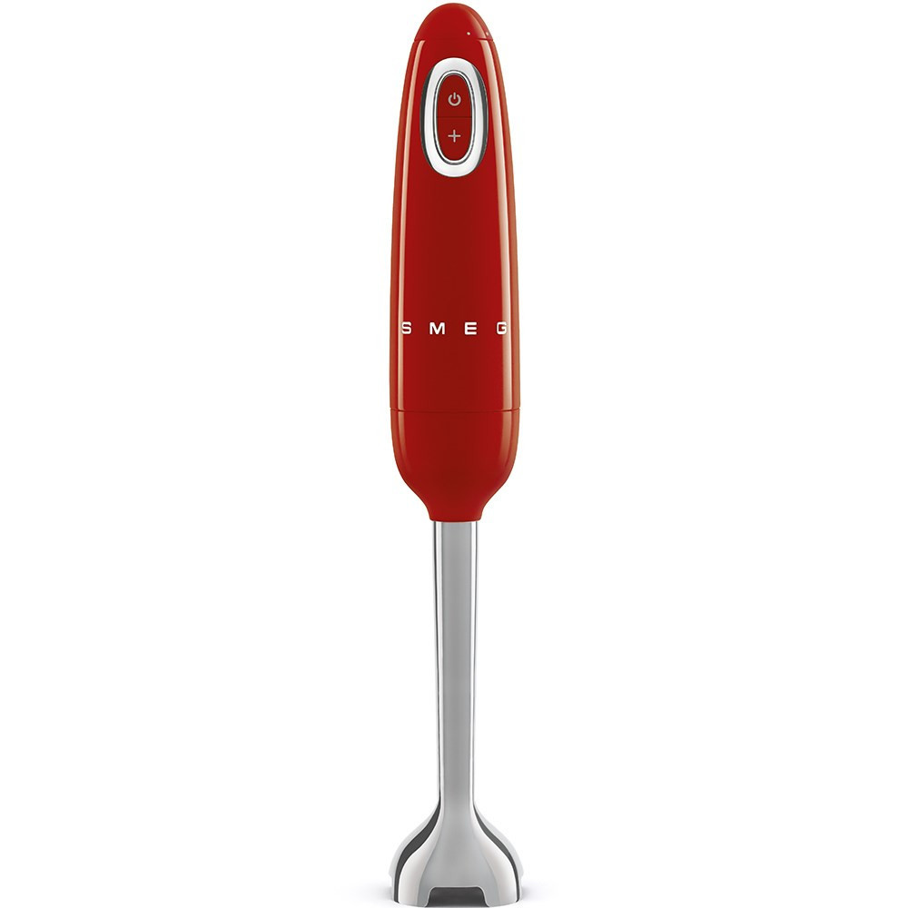 Czerwony blender ręczny Smeg ze srebrnym trzonkiem i białym logo na białym tle.