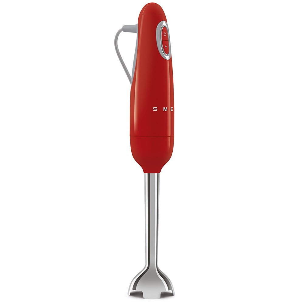 Czerwony blender ręczny Smeg ze srebrną końcówką i przyciskami na białym tle.