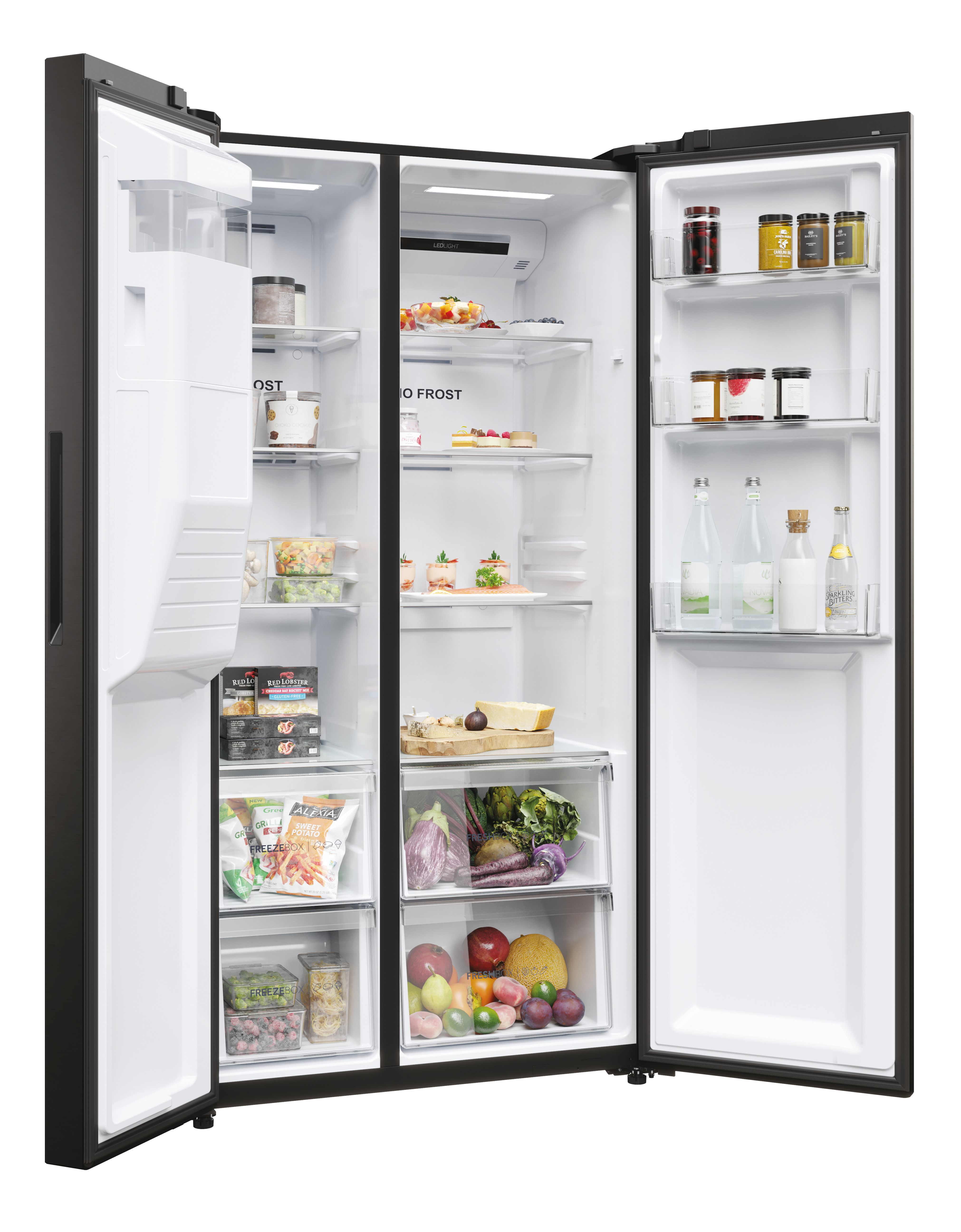 Un refrigerador negro abierto lleno de comida, tarros y botellas en estantes y compartimentos.