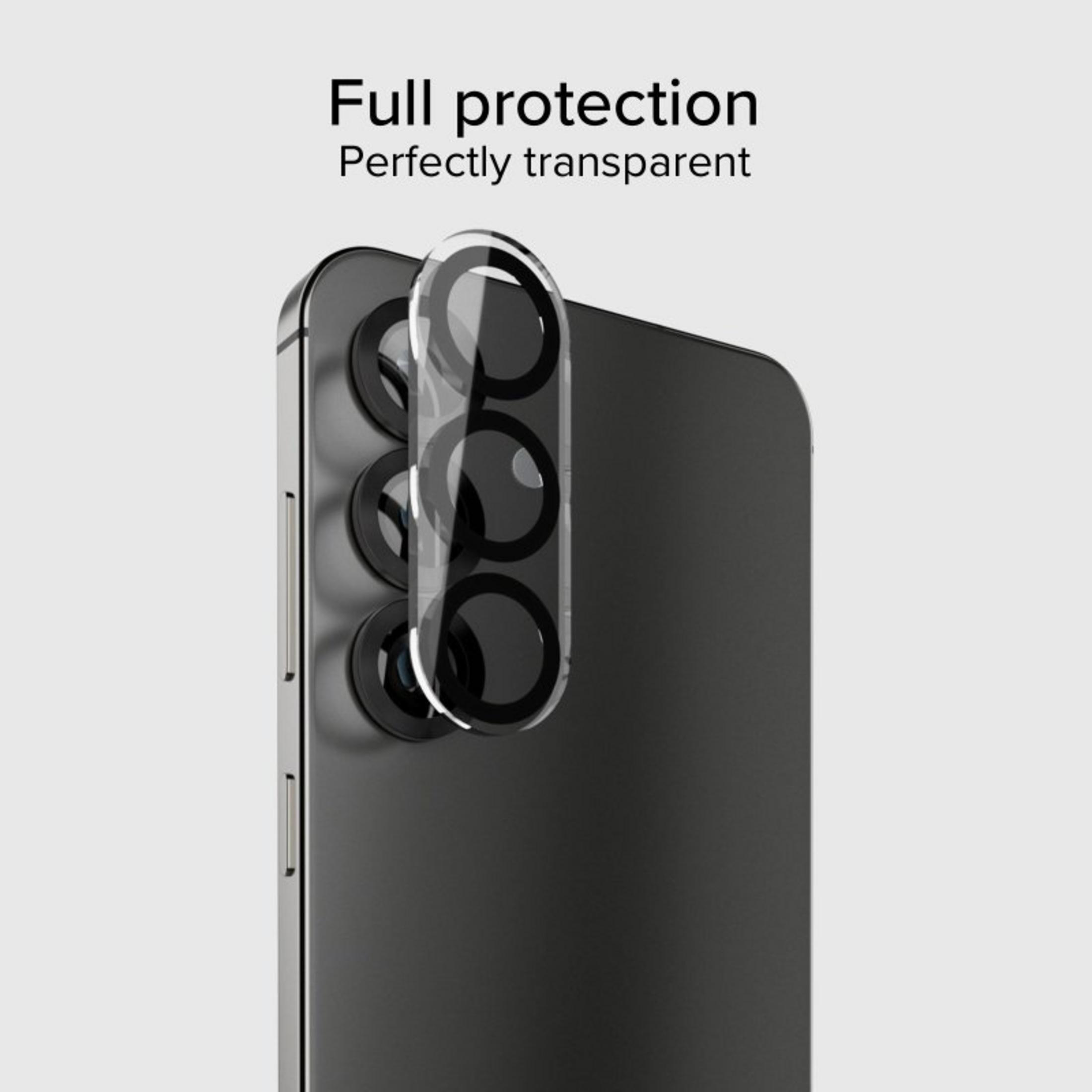 Protector de cámara transparente colocado sobre tres lentes traseras de un smartphone oscuro.