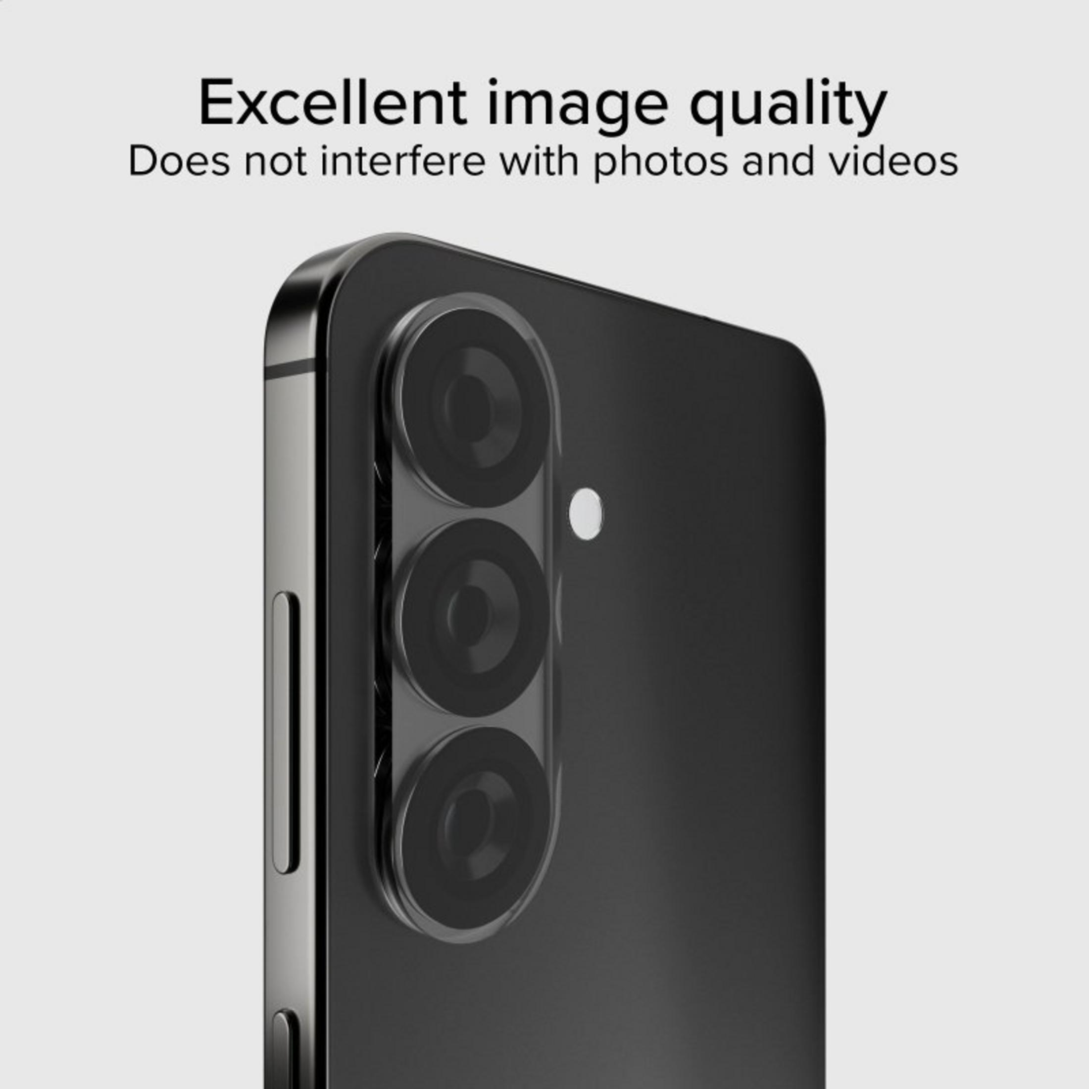 Parte trasera de un smartphone negro con tres lentes de cámara y texto sobre excelente calidad de imagen.