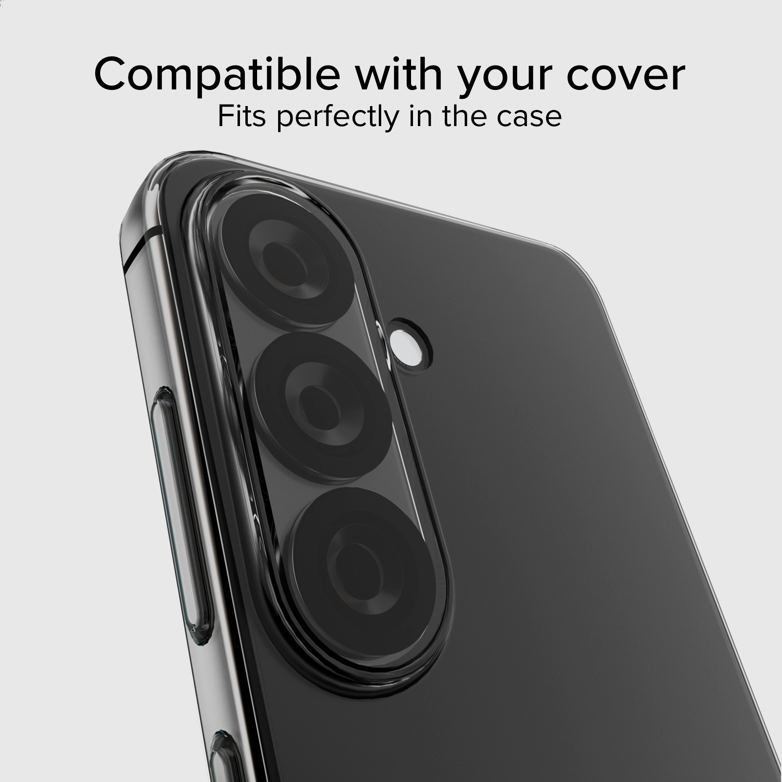 Primer plano de un teléfono con funda transparente alrededor de tres cámaras traseras verticales sobre fondo claro.