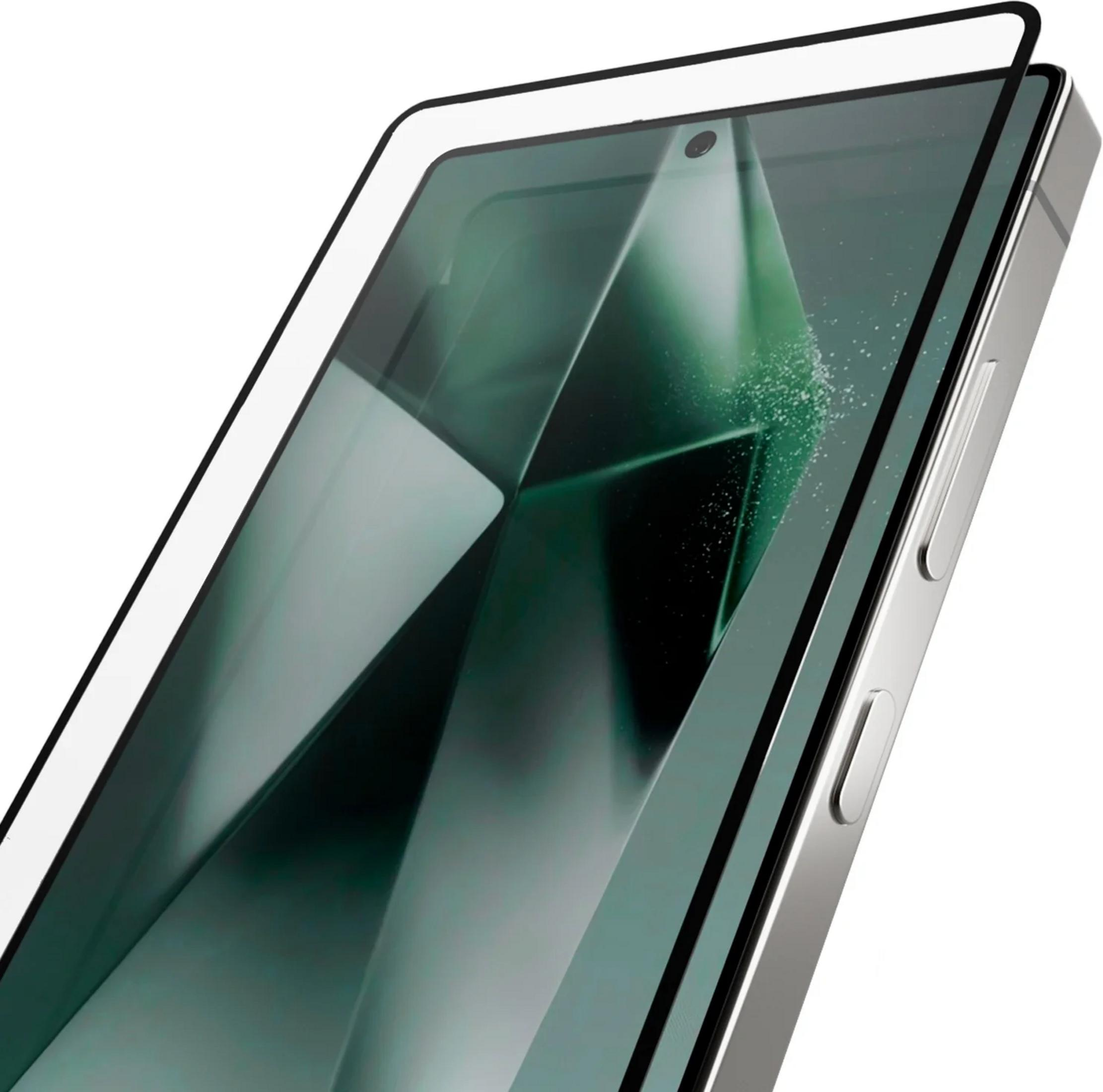 Uno smartphone con cornice argentata mostra un salvaschermo nero mentre viene sollevata una pellicola protettiva nera.