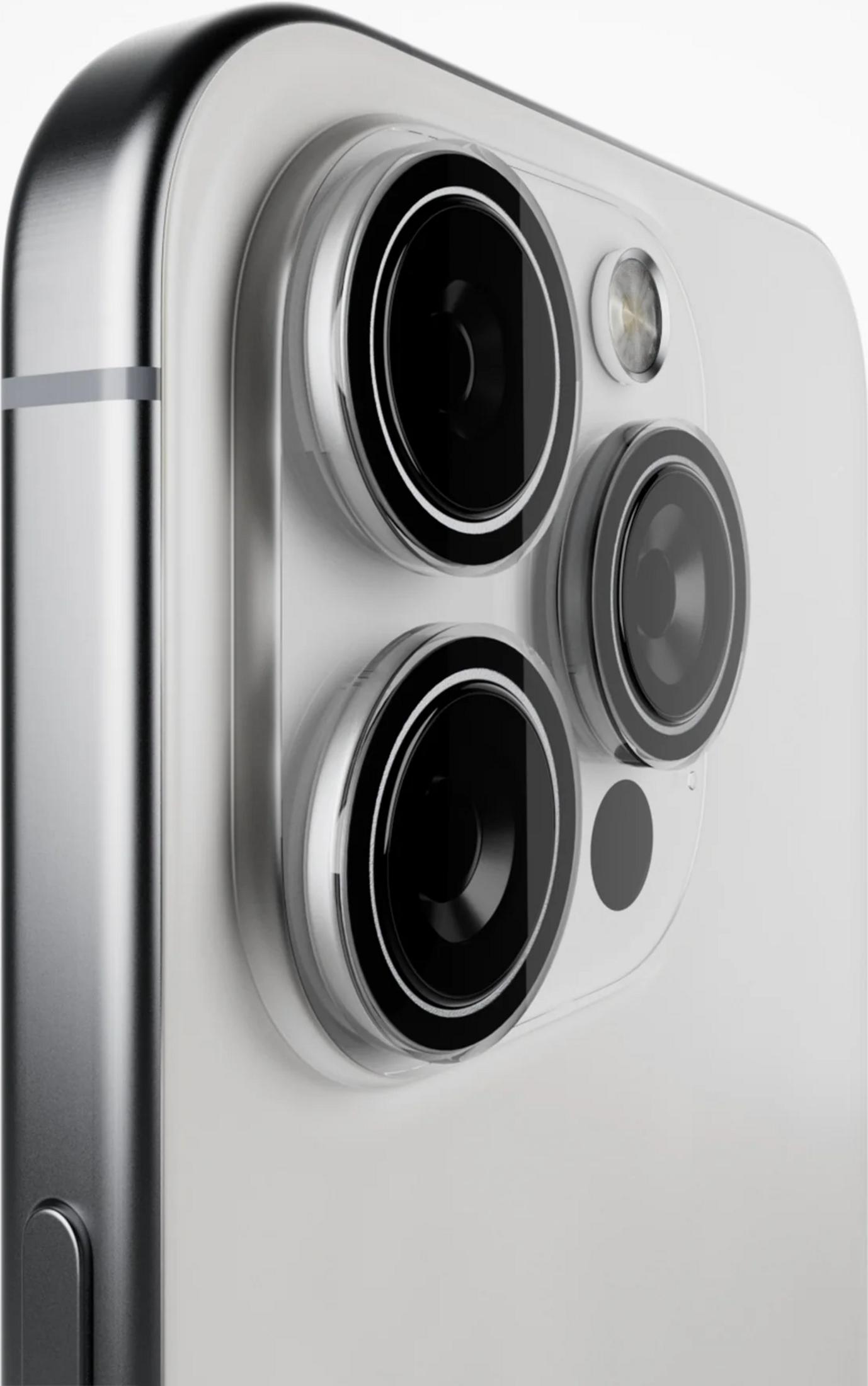 Primer plano del sistema de triple cámara en la parte trasera de un smartphone blanco moderno.