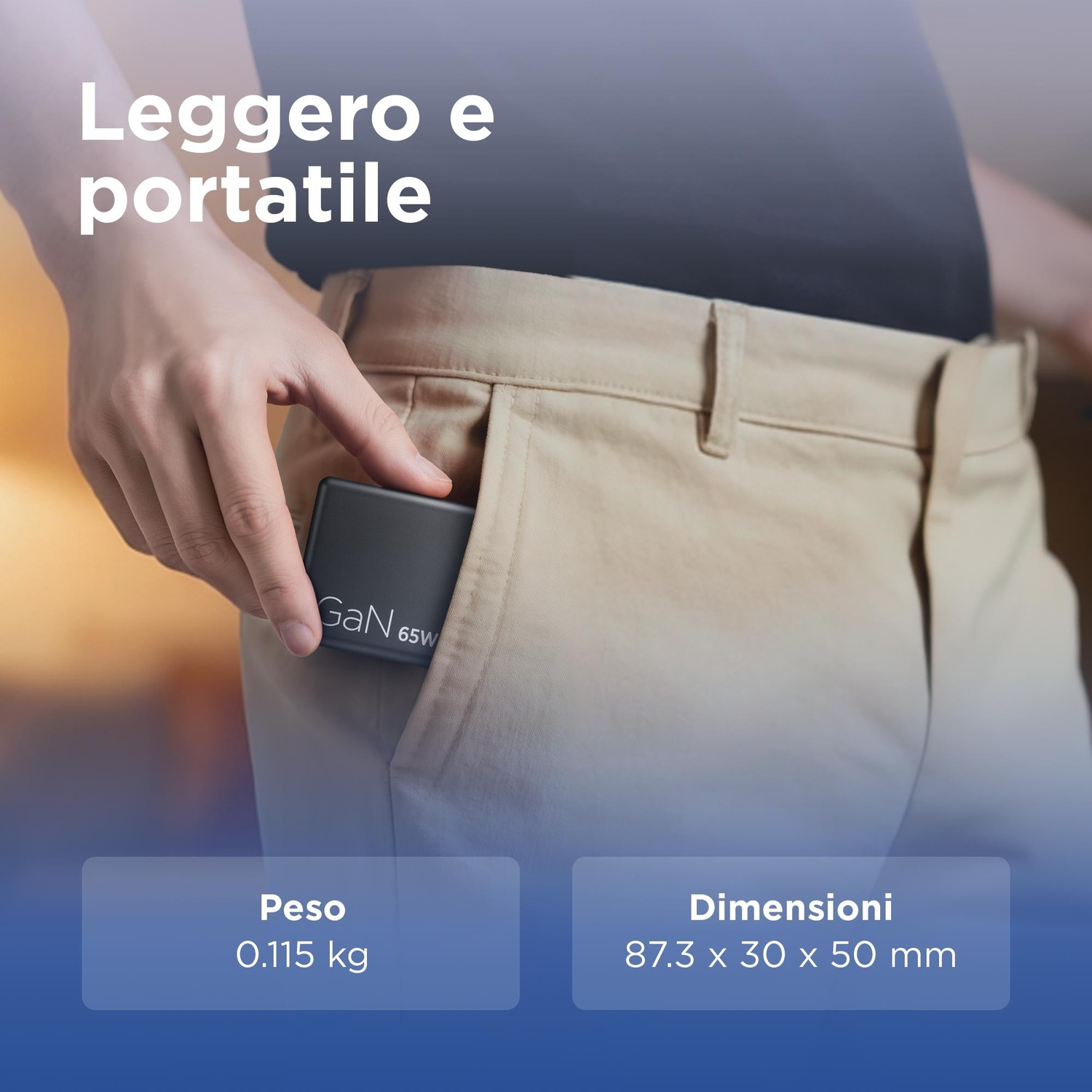 Une personne range un chargeur noir compact dans la poche de son pantalon beige.