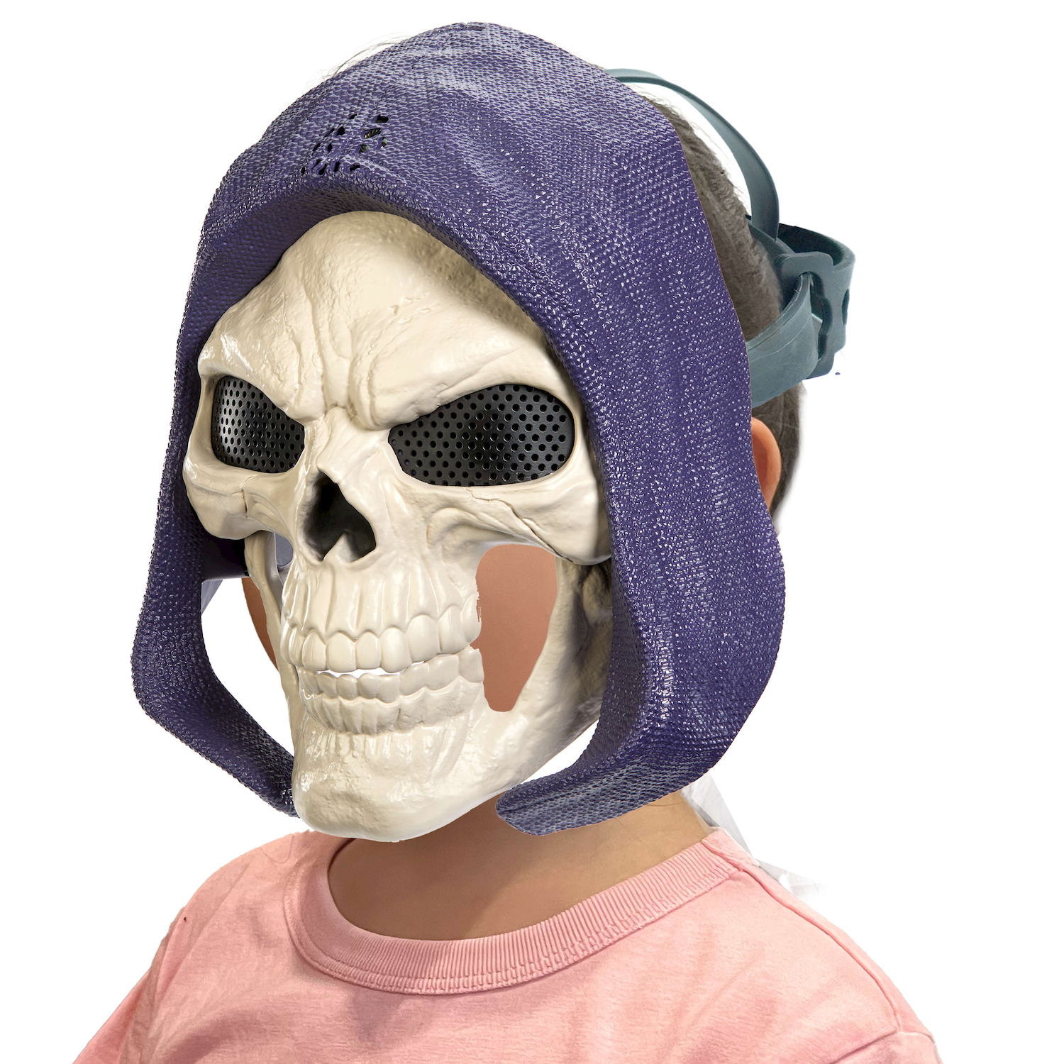 Un niño lleva una máscara de calavera con capucha morada y camisa rosa sobre fondo blanco.