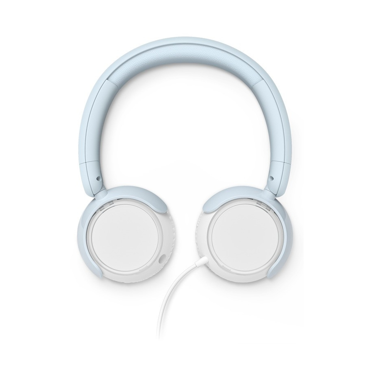 Hellblaue Over-Ear-Kopfhörer mit weißem Audiokabel vor weißem Hintergrund.