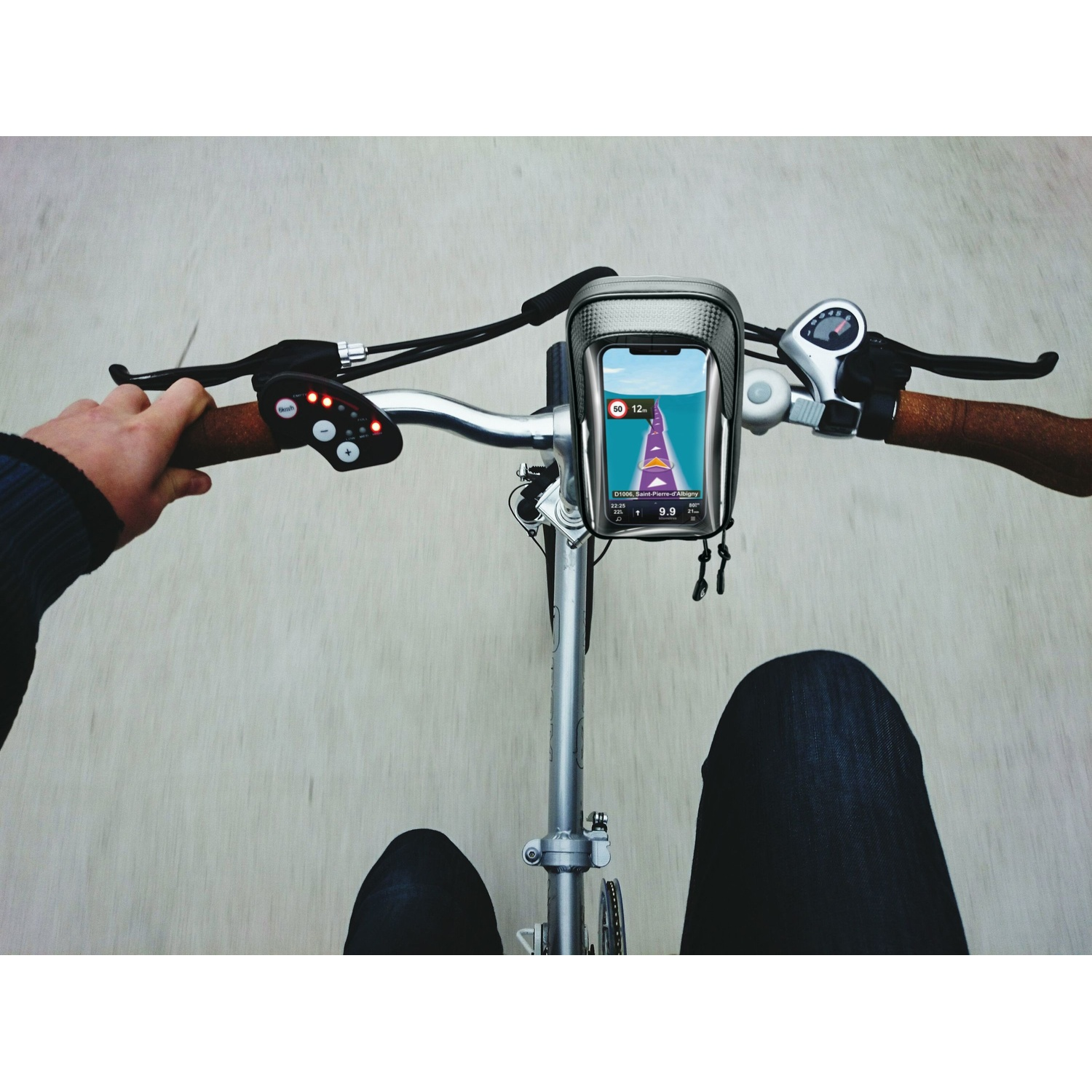 Vista en primera persona montando en bicicleta con un teléfono inteligente en el manillar con navegación.