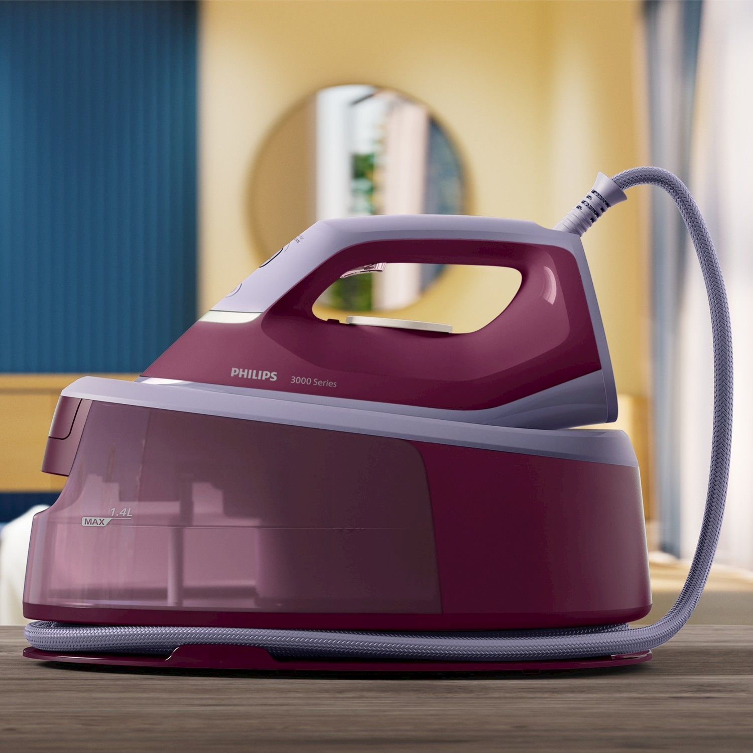 Ein rot-violettes Philips Dampfbügeleisen mit Basisstation steht auf einem Holztisch vor verschwommenem Hintergrund.