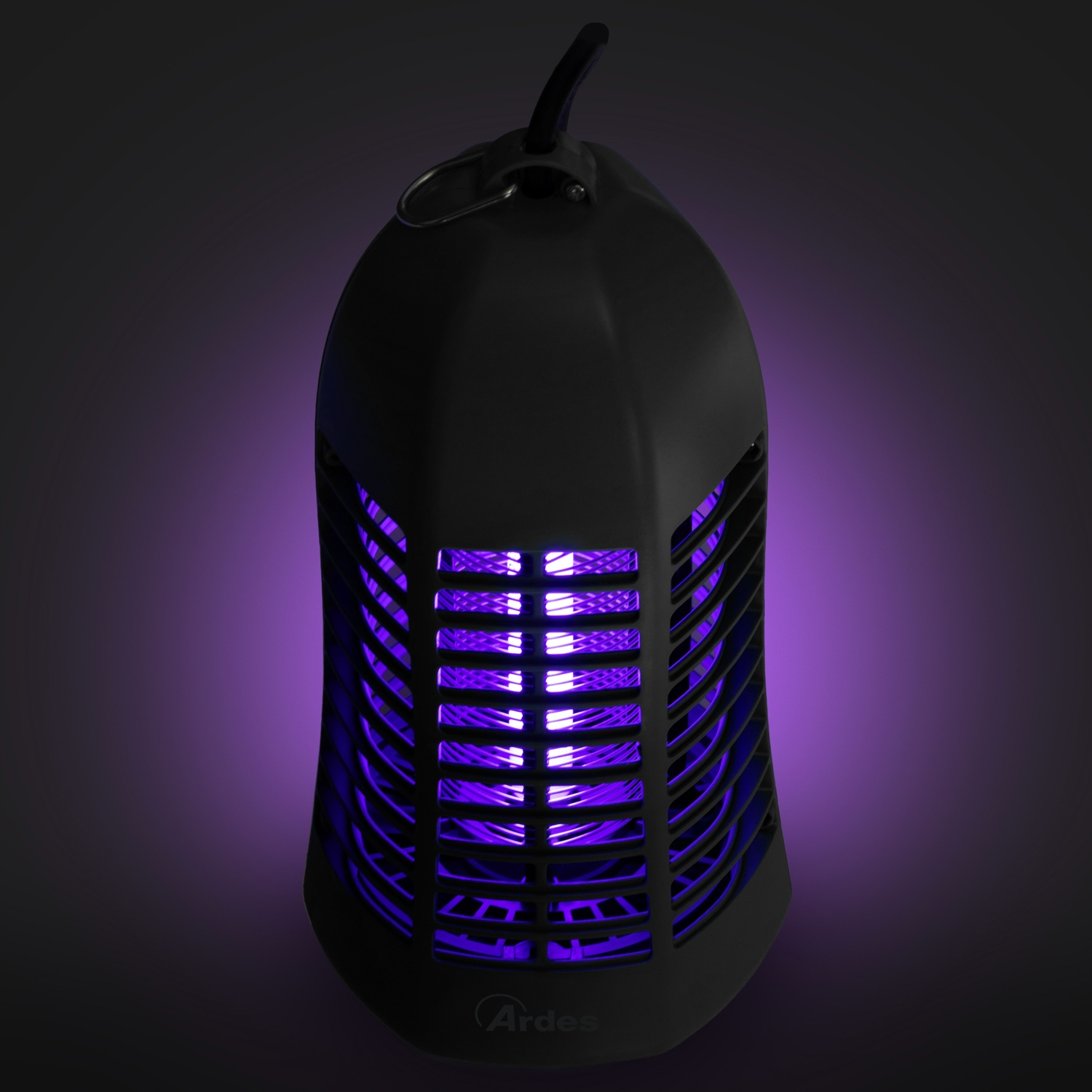 Schwarze Insektenfalle mit leuchtendem violettem UV-Licht im dunklen Raum.