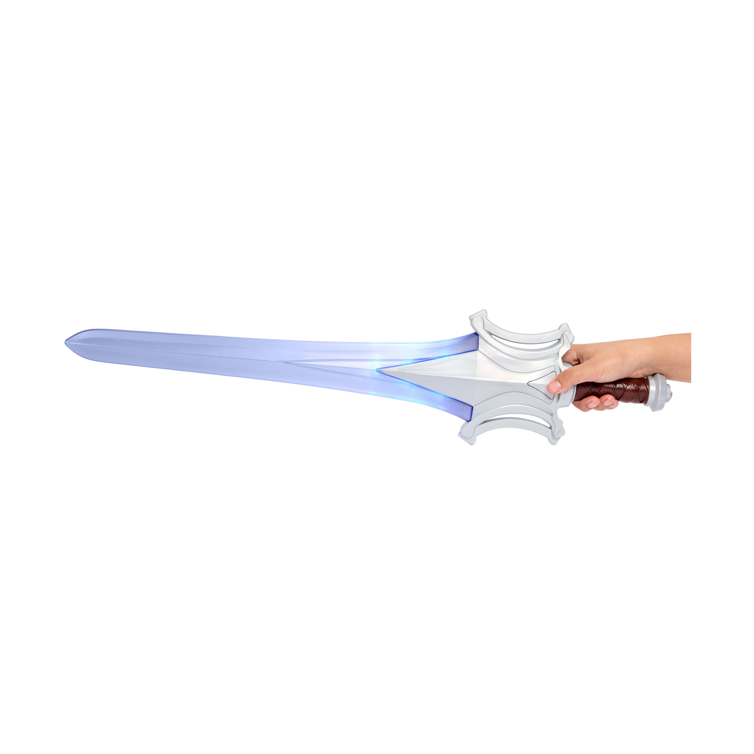 Una mano sostiene una espada de juguete plateada con una hoja azul brillante.