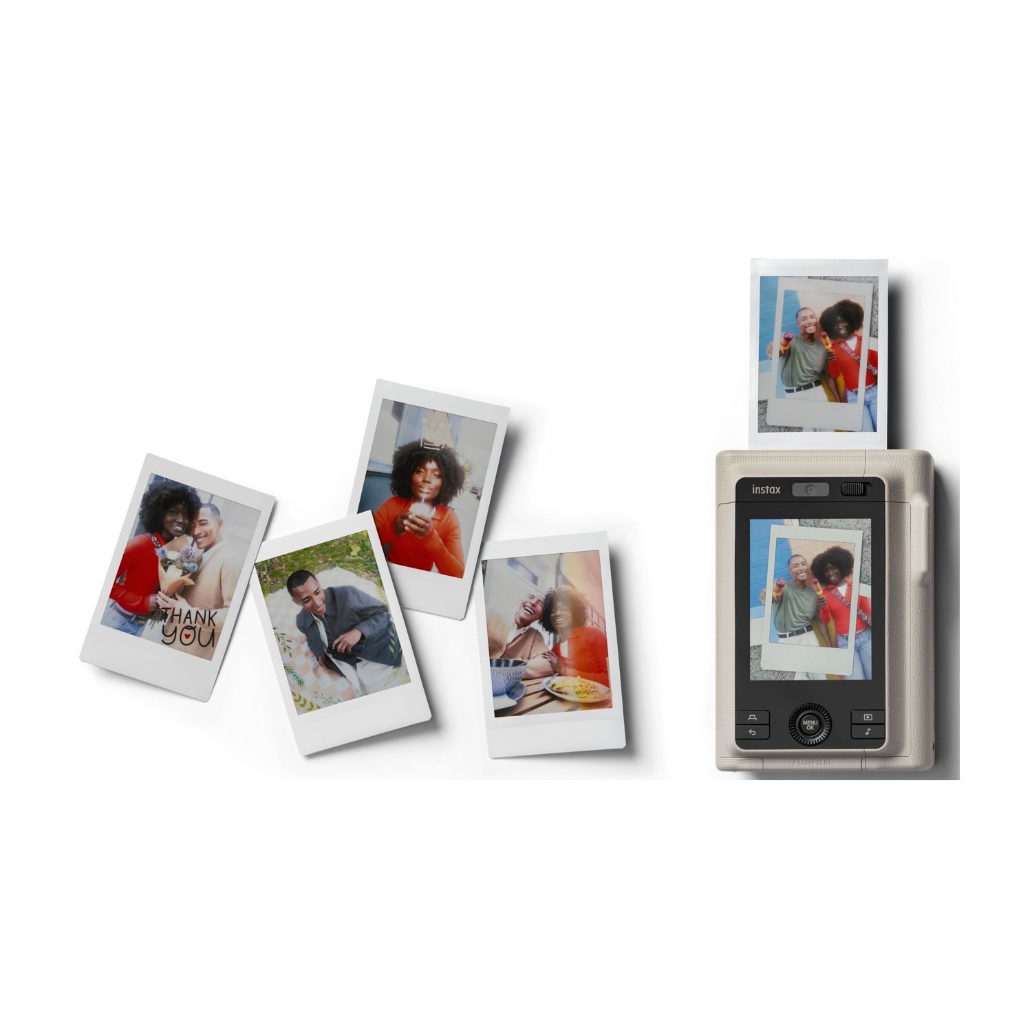 Eine beigefarbene Instax-Sofortbildkamera druckt ein Foto aus. Vier weitere Sofortbilder zeigen lächelnde Menschen.