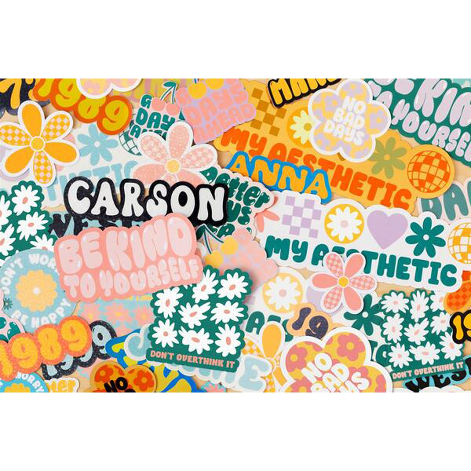 Colorida colección de pegatinas de estilo retro con flores, texto y patrones.