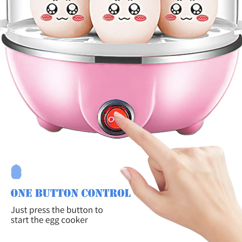 Ein Finger drückt den roten Einschaltknopf eines rosa Eierkochers mit Eiern, die niedliche Gesichter haben.
