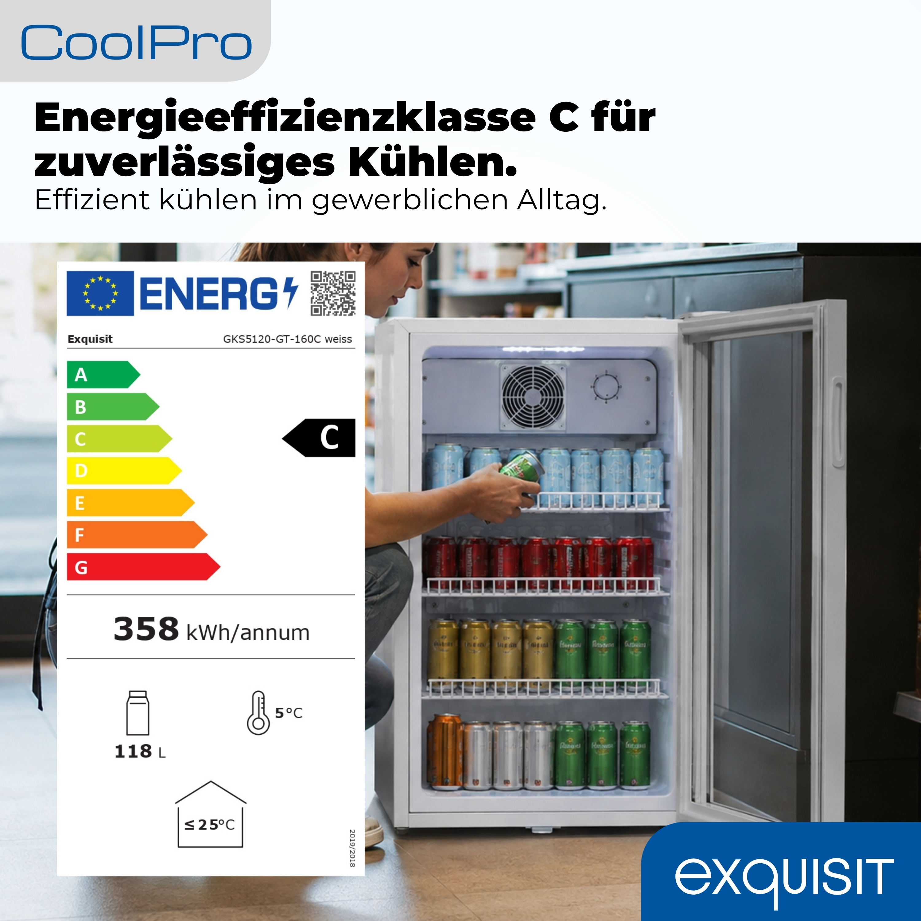 Eine Frau räumt einen energieeffizienten Gewerbekühlschrank der Klasse C mit Glastür und Getränken ein.