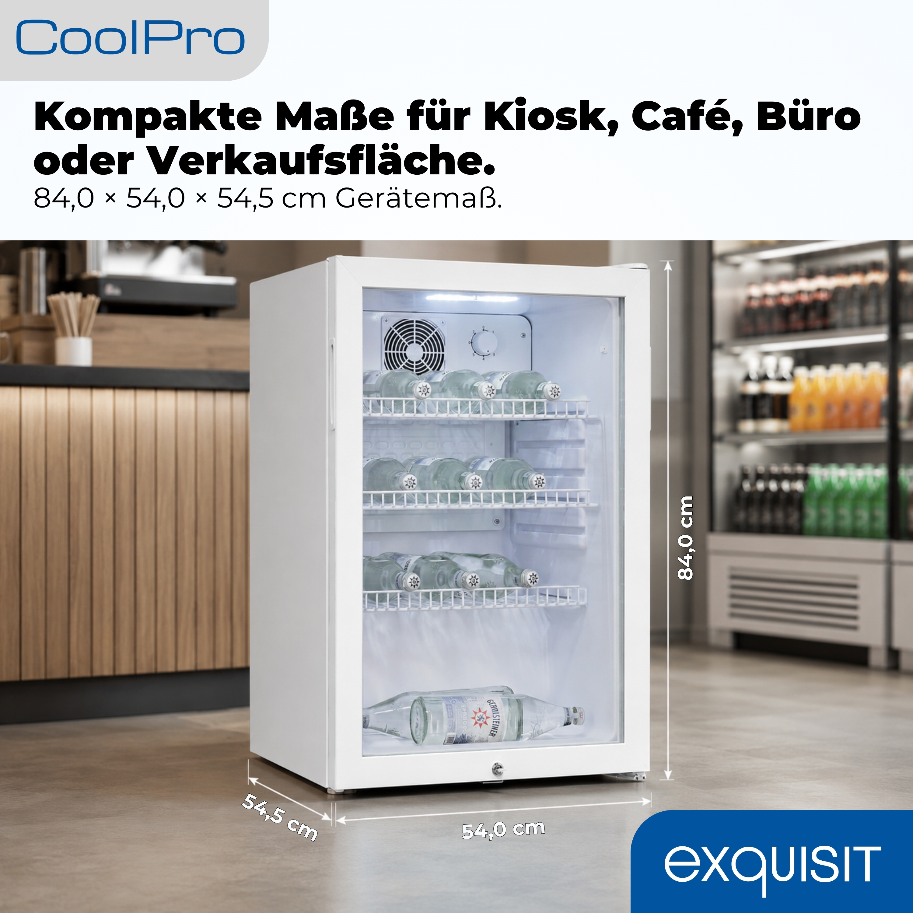 Weisser kleiner Getränkekühlschrank mit Glastür und Flaschen auf Regalen.