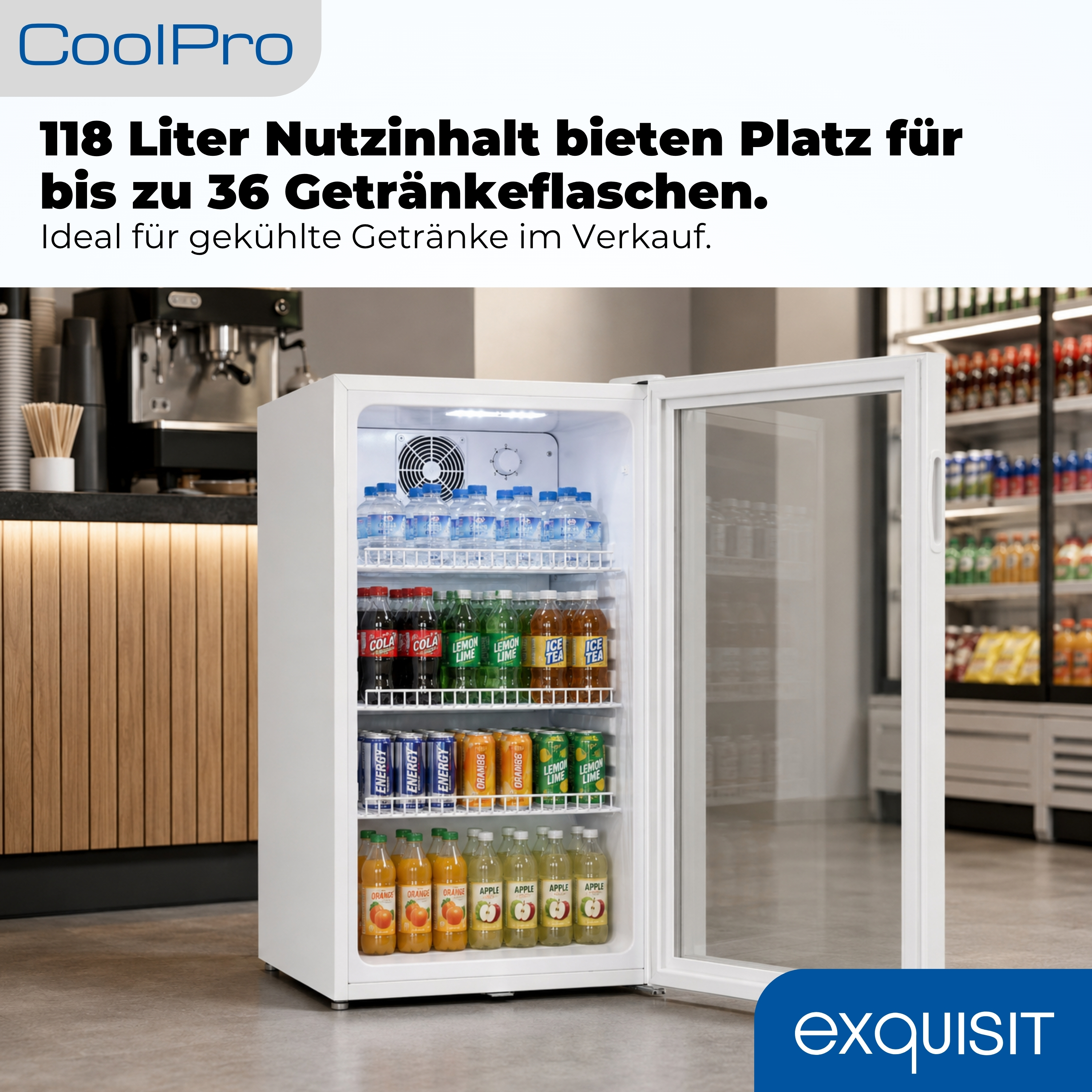 Ein weißer Exquisit-Kühlschrank mit Glastür zeigt Regale voller Getränkeflaschen und Dosen in einem Geschäft.