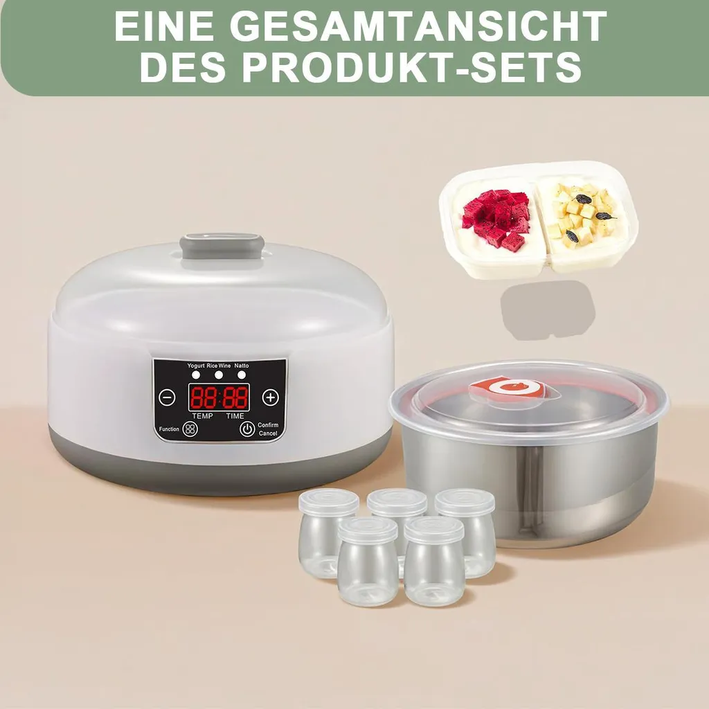 Ein Joghurtbereiter, eine Edelstahlschüssel, Gläser und ein Behälter mit Obst auf hellem Hintergrund.