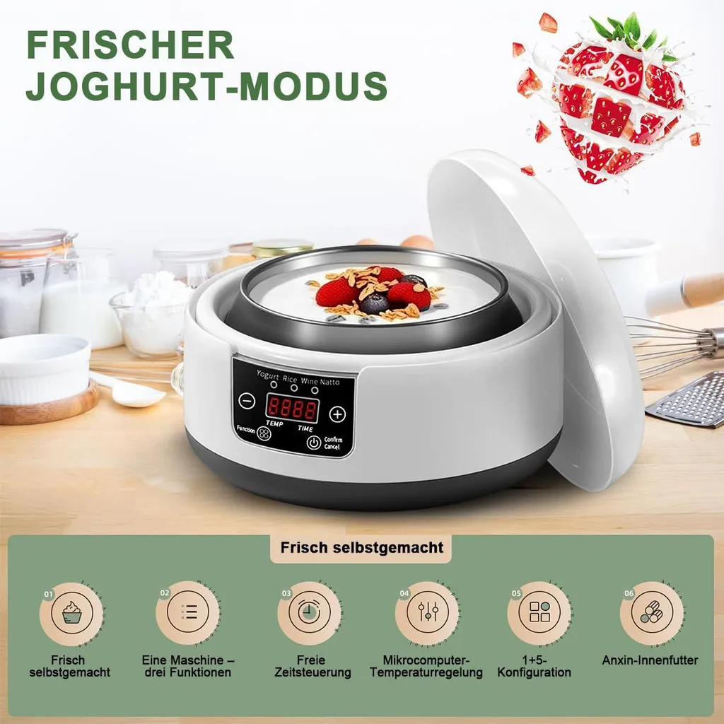 Weißer Joghurtbereiter mit offenem Deckel, gefüllt mit Joghurt und Früchten, auf Holztisch.
