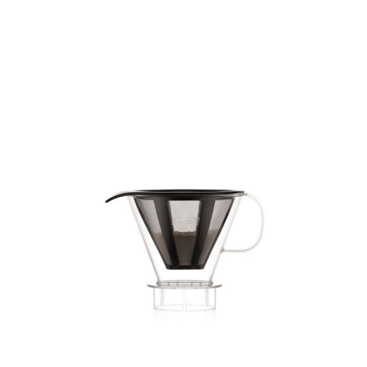 Transparenter Kaffeebereiter mit schwarzem Filter und Griff auf weißem Grund.